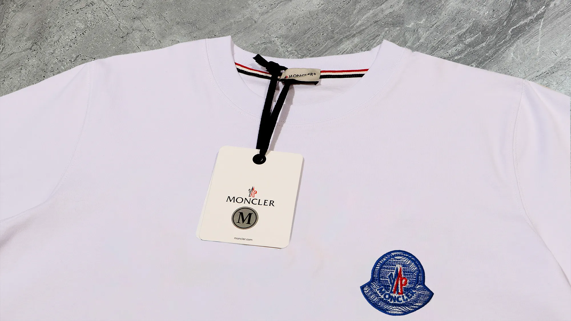 P210 High-version sweatshirt) [Long-term stock] 〖𝐌𝐎𝐍𝐂𝐋𝐄𝐑~Mask〗 Made of 440g heavy-weight fabric. It is different from the market currency. It can be matched with any variety and is properly handsome. 😎The whole dress is made of double waistcoats. The double waistcoats make the whole dress more three-dimensional. Not ordinary factories can do such fine work. 2025 Spring runway version of the T stage, on sale at the counter, round neck terry sweatshirt, high-end double-strand pure cotton, custom-made stretch ribs, dyed in the same vat, complete with three standards, matched with exquisite embroidered LOGO on the chest, simple and advanced, same style for men and women. Color: black, apricot, white, size: S M L XL 2XL