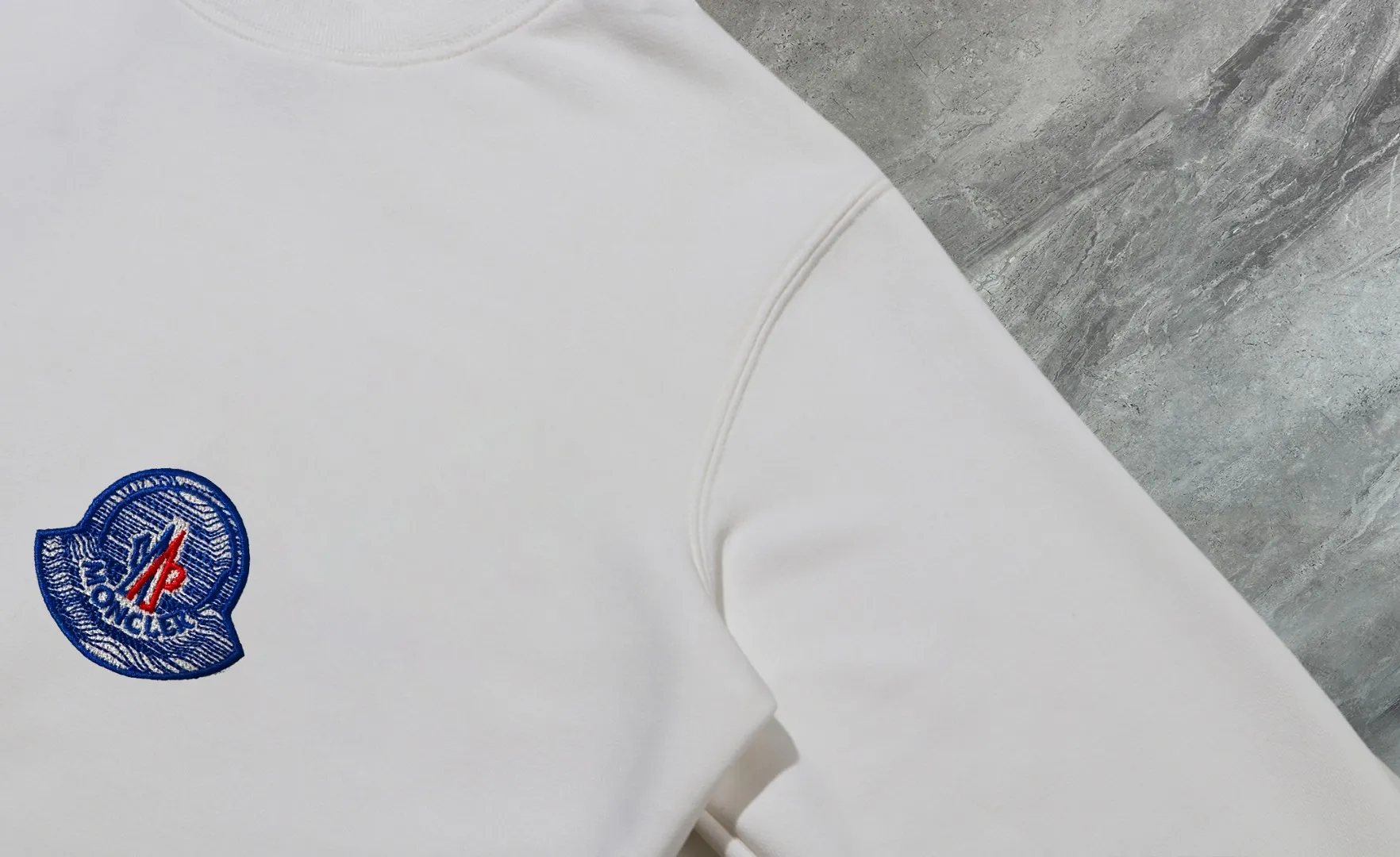 P210 High-version sweatshirt) [Long-term stock] 〖𝐌𝐎𝐍𝐂𝐋𝐄𝐑~Mask〗 Made of 440g heavy-weight fabric. It is different from the market currency. It can be matched with any variety and is properly handsome. 😎The whole dress is made of double waistcoats. The double waistcoats make the whole dress more three-dimensional. Not ordinary factories can do such fine work. 2025 Spring runway version of the T stage, on sale at the counter, round neck terry sweatshirt, high-end double-strand pure cotton, custom-made stretch ribs, dyed in the same vat, complete with three standards, matched with exquisite embroidered LOGO on the chest, simple and advanced, same style for men and women. Color: black, apricot, white, size: S M L XL 2XL