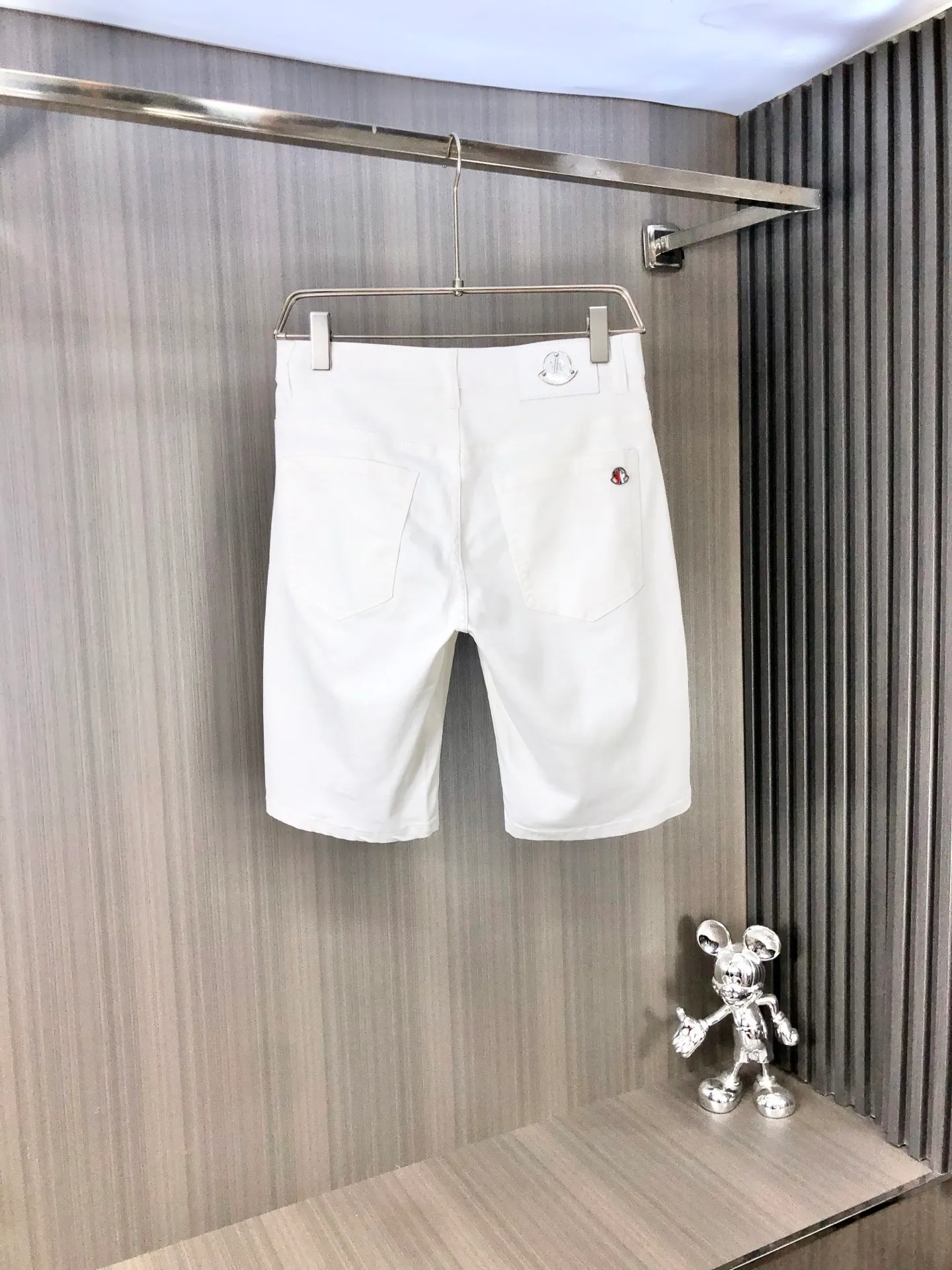 P220 MONCLER hooded shorts are the latest new men’s jeans for spring and summer 2025! Heavy-duty washed denim fabric, customized fabric is softer and more comfortable than ordinary denim fabric! Ultra-heavy industrial washing process and double process washing. The entire pair of pants has a comfortable feel, top-notch fineness and breathability. All hardware brand logos are custom-made, and the materials are selected with the best attributes. The elasticity of the fabric is very good and the comfort is great! The low-key design style is simple and elegant. Yardage: 28-38 (no 35.37)