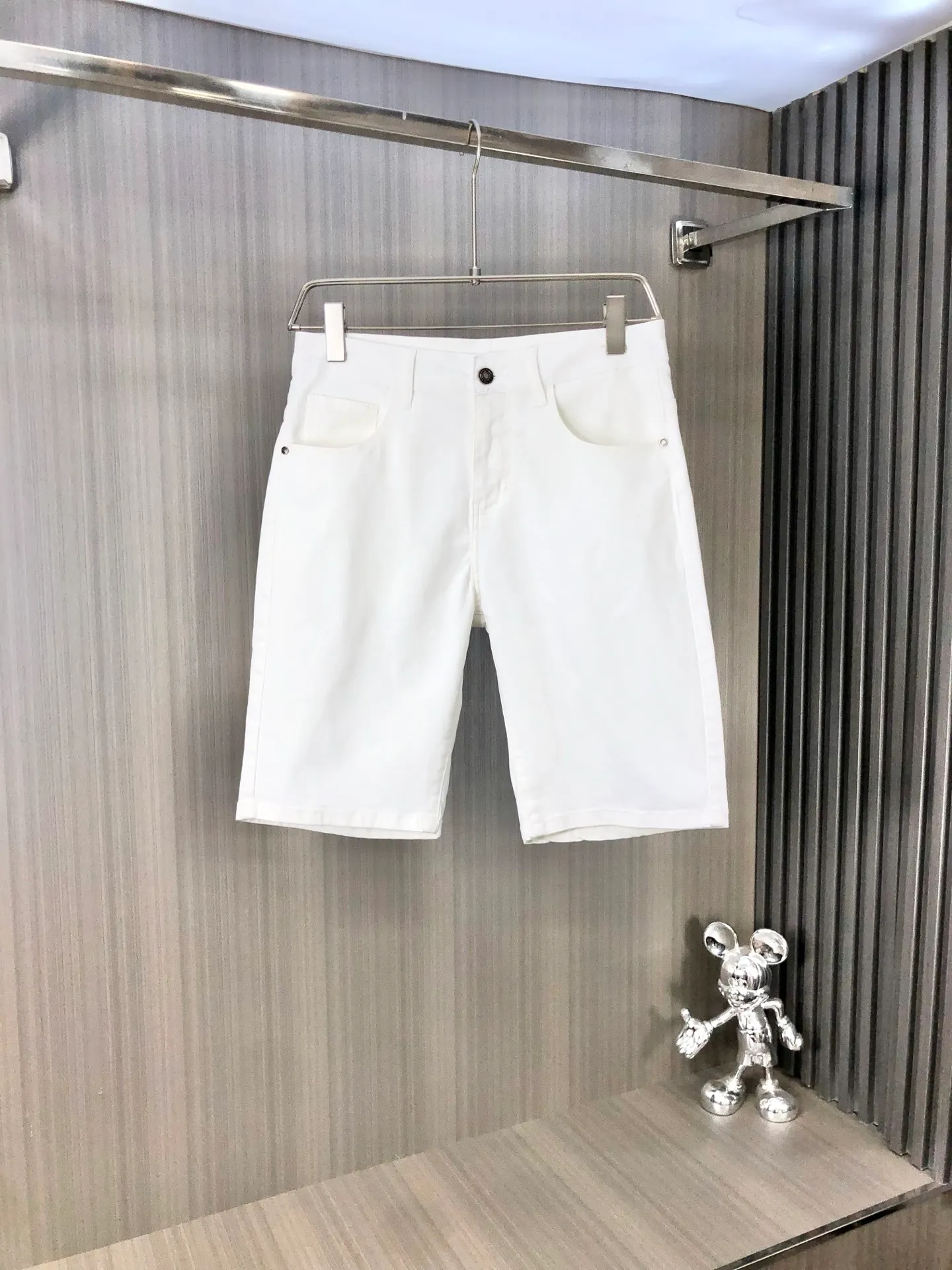 P220 MONCLER hooded shorts are the latest new men’s jeans for spring and summer 2025! Heavy-duty washed denim fabric, customized fabric is softer and more comfortable than ordinary denim fabric! Ultra-heavy industrial washing process and double process washing. The entire pair of pants has a comfortable feel, top-notch fineness and breathability. All hardware brand logos are custom-made, and the materials are selected with the best attributes. The elasticity of the fabric is very good and the comfort is great! The low-key design style is simple and elegant. Yardage: 28-38 (no 35.37)