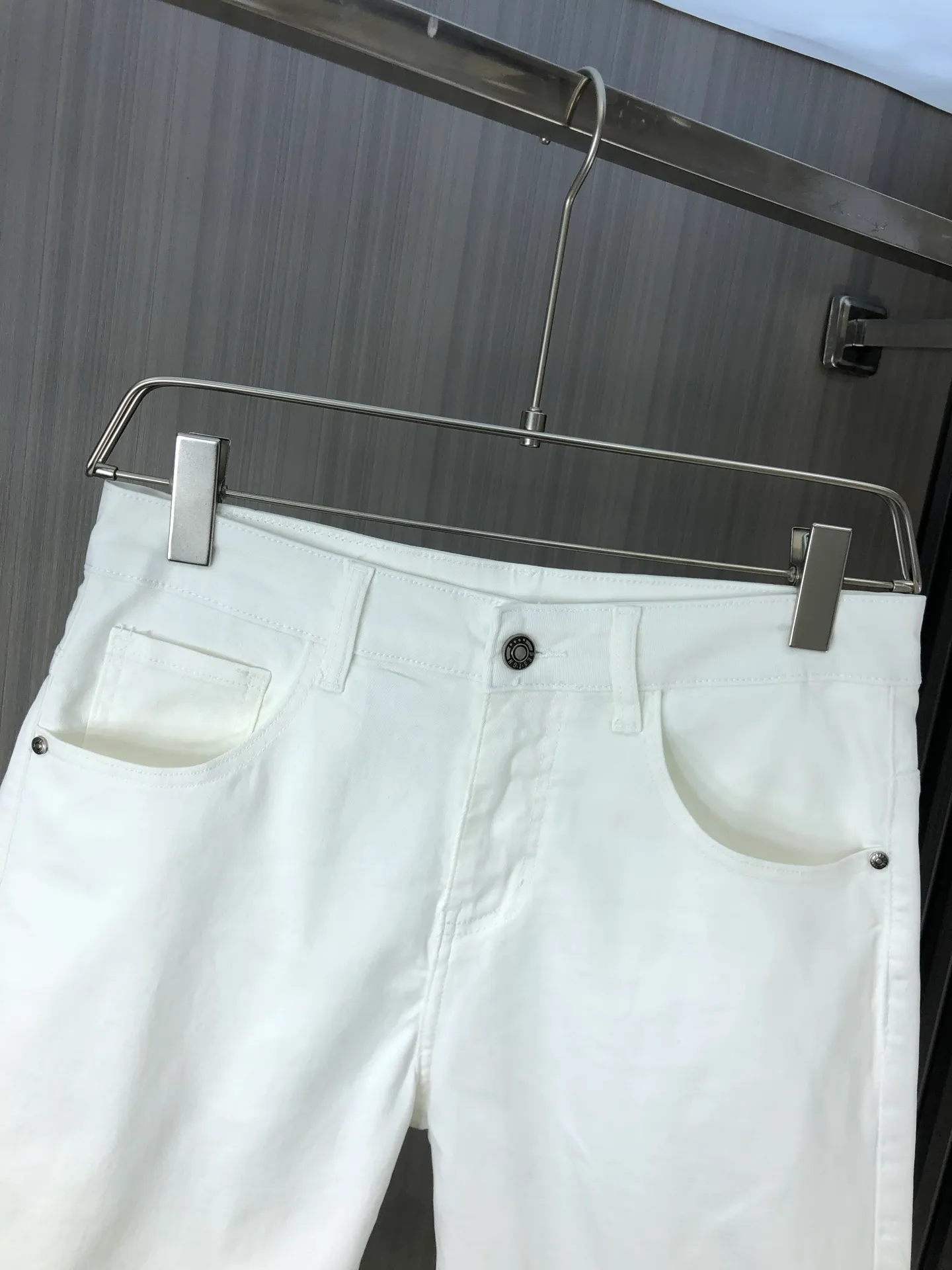 P220 MONCLER hooded shorts are the latest new men’s jeans for spring and summer 2025! Heavy-duty washed denim fabric, customized fabric is softer and more comfortable than ordinary denim fabric! Ultra-heavy industrial washing process and double process washing. The entire pair of pants has a comfortable feel, top-notch fineness and breathability. All hardware brand logos are custom-made, and the materials are selected with the best attributes. The elasticity of the fabric is very good and the comfort is great! The low-key design style is simple and elegant. Yardage: 28-38 (no 35.37)