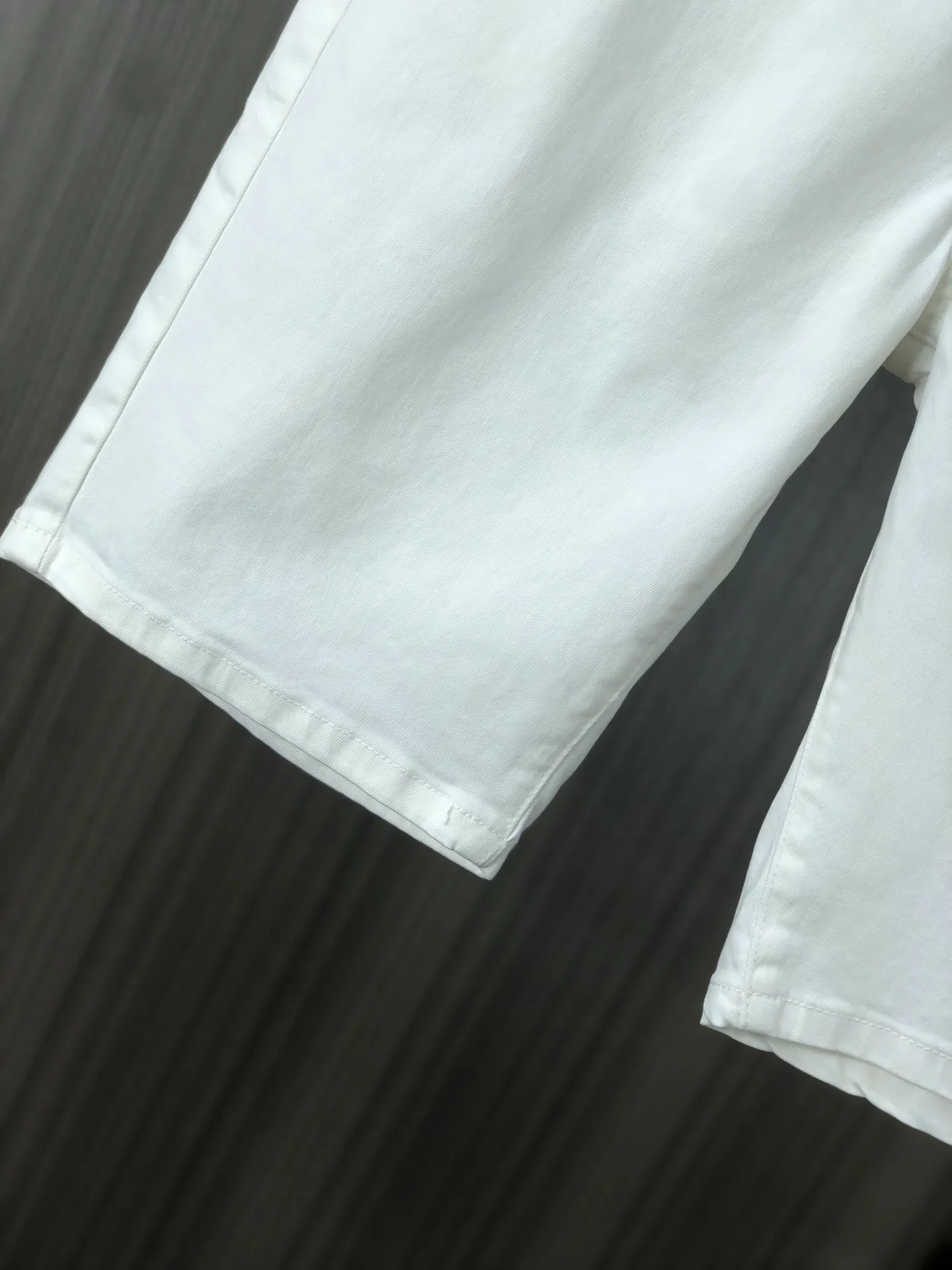 P220 MONCLER hooded shorts are the latest new men’s jeans for spring and summer 2025! Heavy-duty washed denim fabric, customized fabric is softer and more comfortable than ordinary denim fabric! Ultra-heavy industrial washing process and double process washing. The entire pair of pants has a comfortable feel, top-notch fineness and breathability. All hardware brand logos are custom-made, and the materials are selected with the best attributes. The elasticity of the fabric is very good and the comfort is great! The low-key design style is simple and elegant. Yardage: 28-38 (no 35.37)