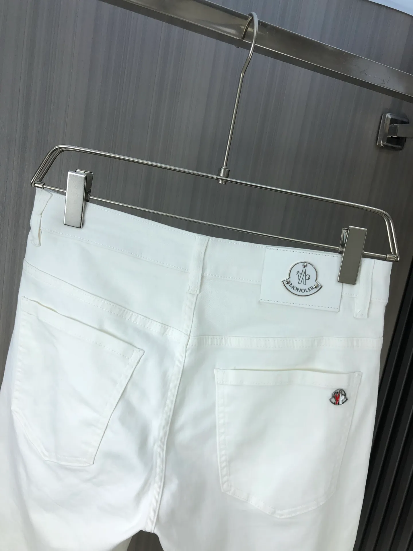 P220 MONCLER hooded shorts are the latest new men’s jeans for spring and summer 2025! Heavy-duty washed denim fabric, customized fabric is softer and more comfortable than ordinary denim fabric! Ultra-heavy industrial washing process and double process washing. The entire pair of pants has a comfortable feel, top-notch fineness and breathability. All hardware brand logos are custom-made, and the materials are selected with the best attributes. The elasticity of the fabric is very good and the comfort is great! The low-key design style is simple and elegant. Yardage: 28-38 (no 35.37)