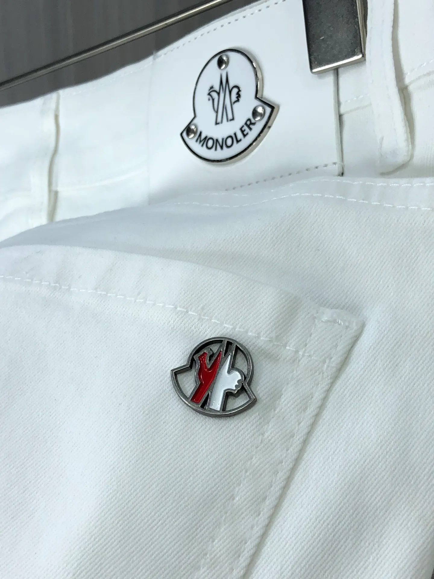 P220 MONCLER hooded shorts are the latest new men’s jeans for spring and summer 2025! Heavy-duty washed denim fabric, customized fabric is softer and more comfortable than ordinary denim fabric! Ultra-heavy industrial washing process and double process washing. The entire pair of pants has a comfortable feel, top-notch fineness and breathability. All hardware brand logos are custom-made, and the materials are selected with the best attributes. The elasticity of the fabric is very good and the comfort is great! The low-key design style is simple and elegant. Yardage: 28-38 (no 35.37)