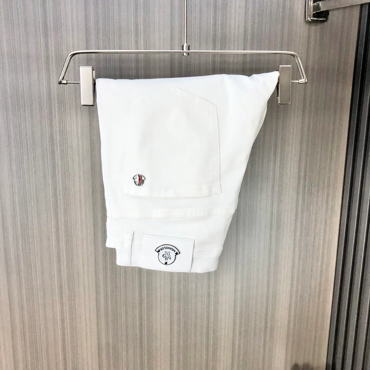 P220 MONCLER hooded shorts are the latest new men’s jeans for spring and summer 2025! Heavy-duty washed denim fabric, customized fabric is softer and more comfortable than ordinary denim fabric! Ultra-heavy industrial washing process and double process washing. The entire pair of pants has a comfortable feel, top-notch fineness and breathability. All hardware brand logos are custom-made, and the materials are selected with the best attributes. The elasticity of the fabric is very good and the comfort is great! The low-key design style is simple and elegant. Yardage: 28-38 (no 35.37)