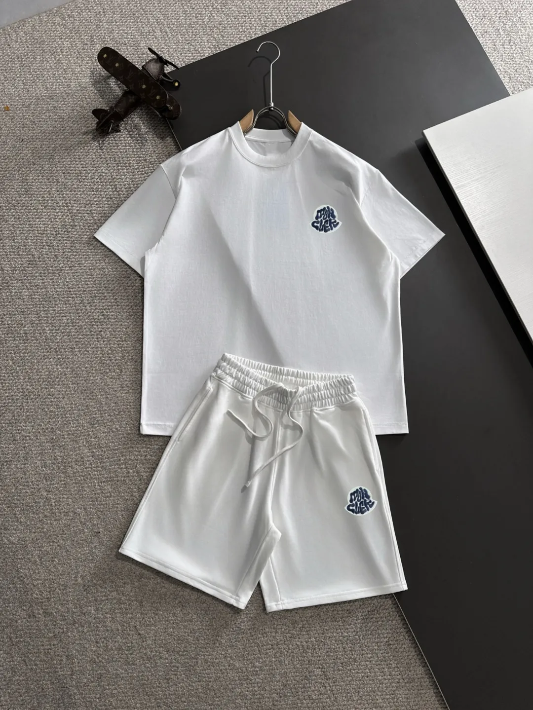 Next day shipment P460 MONCLER/Mongolian high-end customization 2025 spring and summer new elastic band casual heavy-duty washed suit, batik tripe absorbs sweat and is breathable, counter-customized fabrics with high breathability and comfort, impeccable details, brand element design concept, reflecting high quality. It feels delicate and soft! It presents a casual cut and the upper body shape is great! Trading company channels are rare and available on the official website simultaneously! From a high-end men's positioning brand, high-end, low-key luxury taste, people can't refuse! Exquisite workmanship and impeccable quality! The overall style is simple, fashionable and timeless, fully meeting the requirements of stylish and tasteful dressing! Size: S-XXL (European size for this model, it is recommended to choose one size smaller than your usual size)
