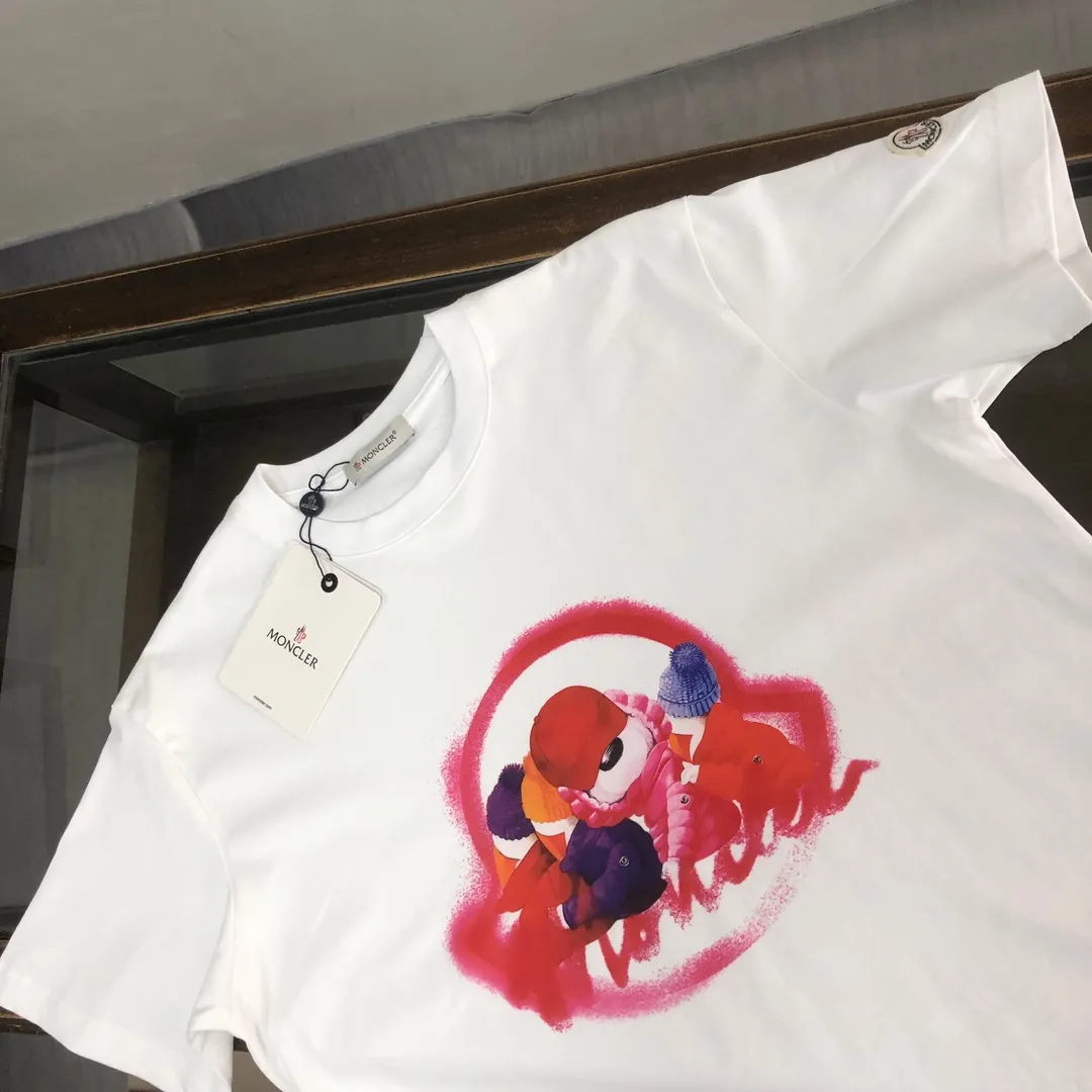 P160 🔥MONCLER The latest short-sleeved T-shirt for couples ~ brand new element pattern printing design ~ the fabric upper body is comfortable and breathable, not stiff, slim cut, made of high-end custom-made pure cotton fabric! The upper body is comfortable and stylish, and it can be worn alone as an inner layer. It is a must-have for fashionistas! ! ! Color: black white Size: S～XL (loose version, please state your height and weight when placing an order)