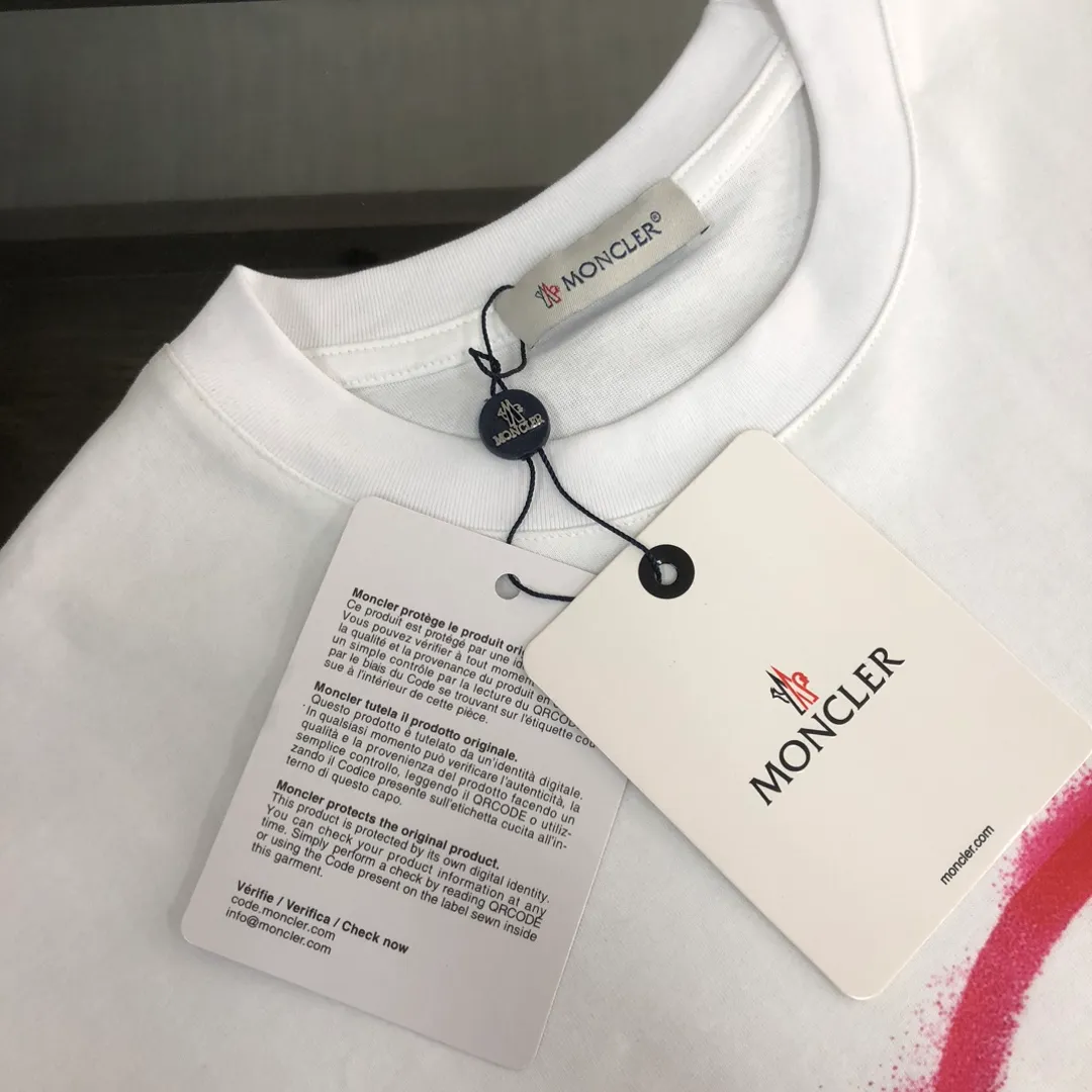 P160 🔥MONCLER The latest short-sleeved T-shirt for couples ~ brand new element pattern printing design ~ the fabric upper body is comfortable and breathable, not stiff, slim cut, made of high-end custom-made pure cotton fabric! The upper body is comfortable and stylish, and it can be worn alone as an inner layer. It is a must-have for fashionistas! ! ! Color: black white Size: S～XL (loose version, please state your height and weight when placing an order)