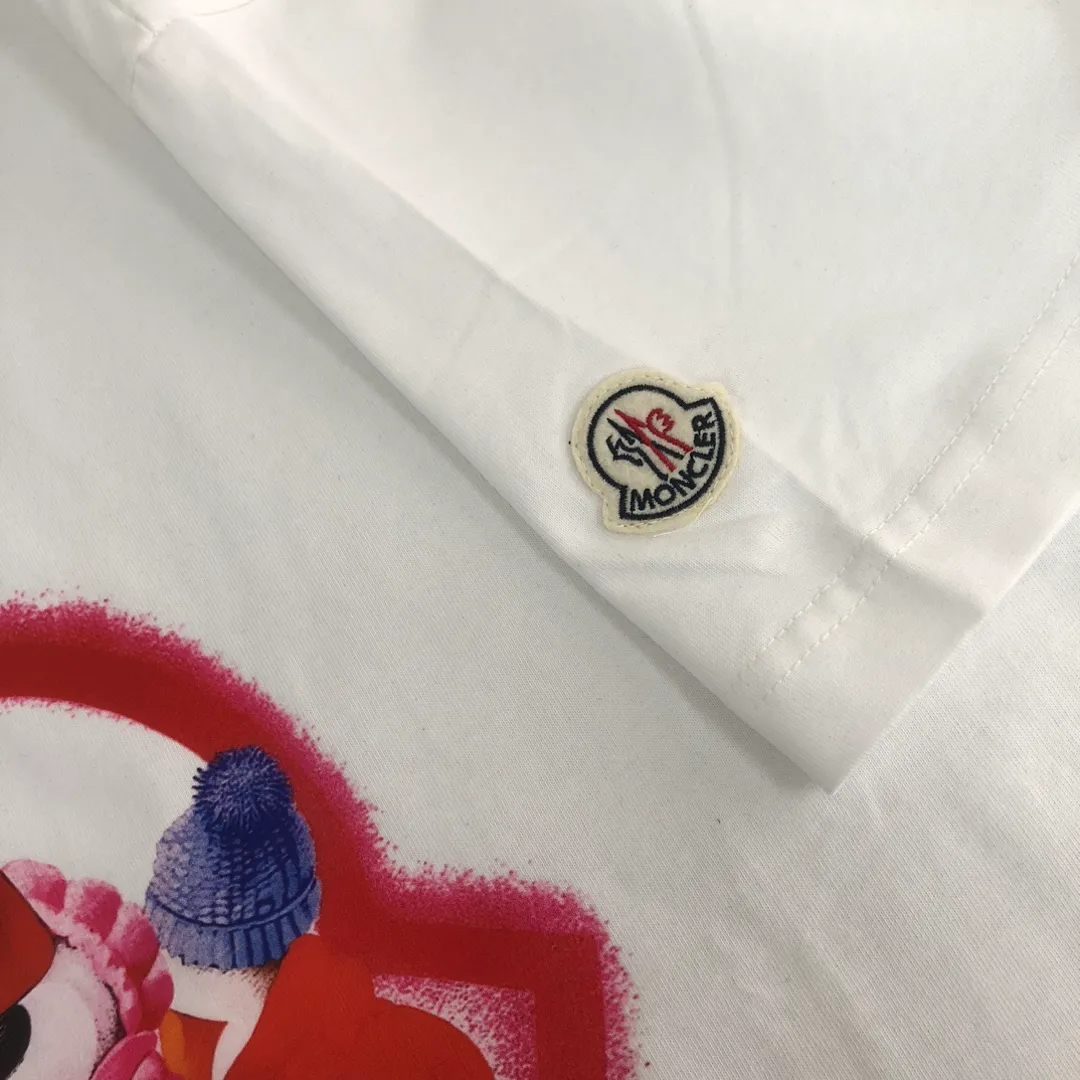 P160 🔥MONCLER The latest short-sleeved T-shirt for couples ~ brand new element pattern printing design ~ the fabric upper body is comfortable and breathable, not stiff, slim cut, made of high-end custom-made pure cotton fabric! The upper body is comfortable and stylish, and it can be worn alone as an inner layer. It is a must-have for fashionistas! ! ! Color: black white Size: S～XL (loose version, please state your height and weight when placing an order)