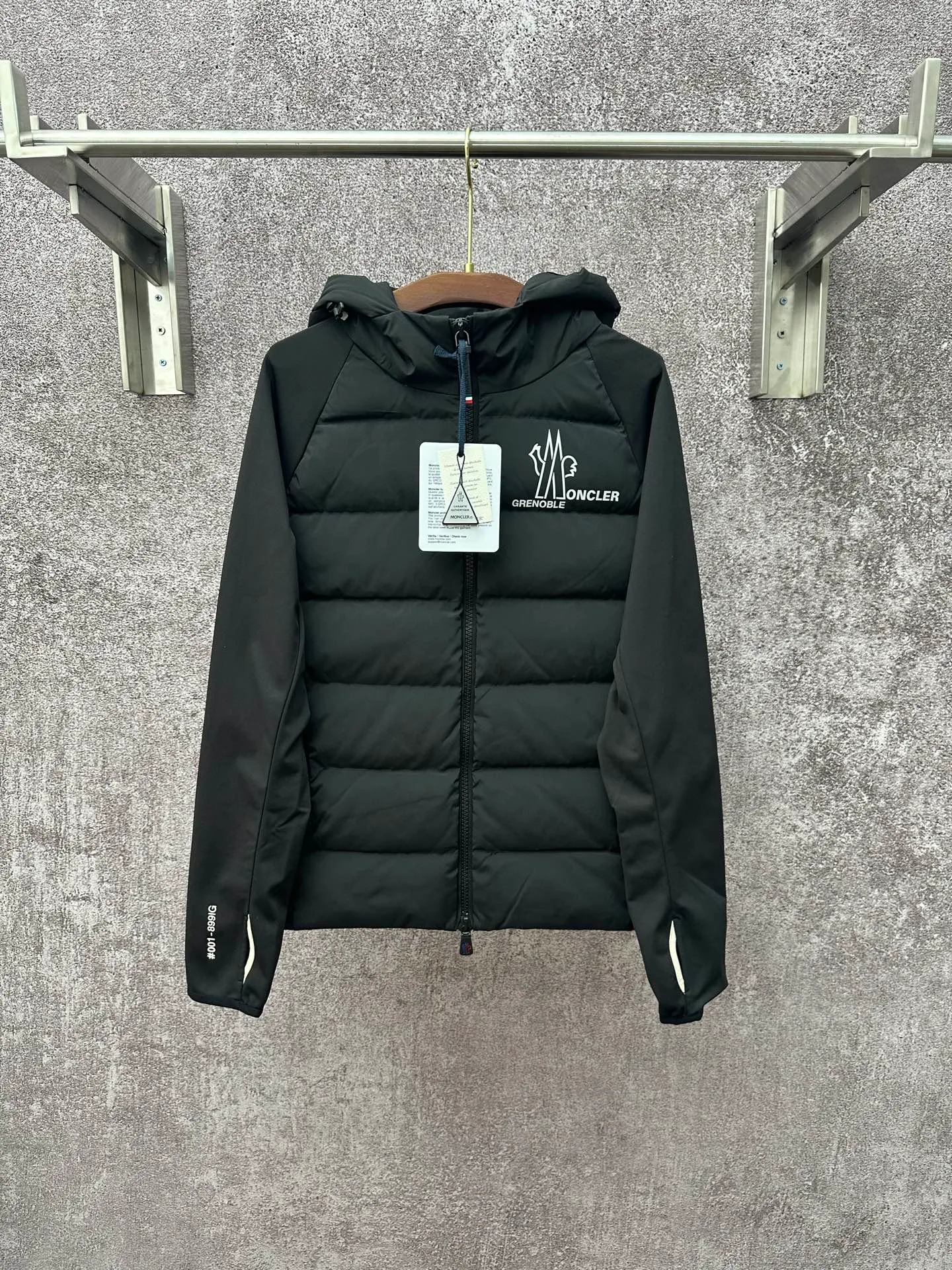 P750 25FW Moncler ✖️RICK OWENS co-branded down jacket Fabric material: The knitted part is woven from fine long-staple cotton single yarn.  Antistatic treatment: Avoid static electricity and dust absorption due to friction.  Anti-pilling treatment: special additives or processes are used to make fibers less likely to tangle into balls.   Peach skin treatment: perform more fine sanding to obtain an extremely delicate touch like the surface of a peach. At the same time, it is famous for its high-quality white goose down filling, which has excellent thermal insulation effect.  The abstract logo printing on the chest uses a combination of imported environmentally friendly glue technology and three-dimensional flocking - the main pattern uses fine glue to outline sharp lines, and the edges present a matte matte texture. The letters use micro-three-dimensional flocking technology. Deconstructive tailoring: Rick Owens' signature three-dimensional quilting technology combines laser cutting with hand-quilting to completely revolutionize the bulky feel of traditional down jackets. The slim silhouette combines sports functionality with the neat lines of high fashion.  Customized two-way YKK zippers, reflective strips on the brim, hidden snow skirt design, and even the cuff ribs are 3D woven, taking into account outdoor protection and a comfortable fit for daily wear.   Size: S M L XL