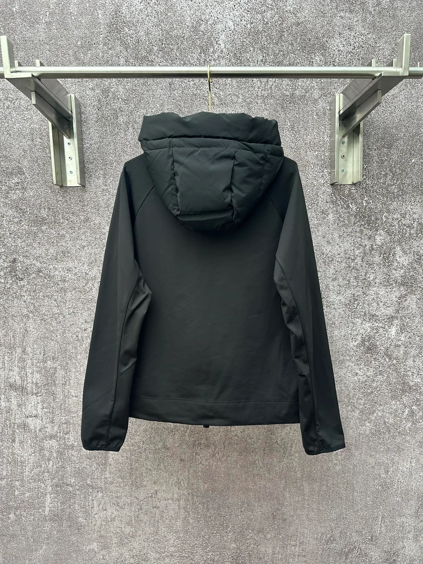 P750 25FW Moncler ✖️RICK OWENS co-branded down jacket Fabric material: The knitted part is woven from fine long-staple cotton single yarn.  Antistatic treatment: Avoid static electricity and dust absorption due to friction.  Anti-pilling treatment: special additives or processes are used to make fibers less likely to tangle into balls.   Peach skin treatment: perform more fine sanding to obtain an extremely delicate touch like the surface of a peach. At the same time, it is famous for its high-quality white goose down filling, which has excellent thermal insulation effect.  The abstract logo printing on the chest uses a combination of imported environmentally friendly glue technology and three-dimensional flocking - the main pattern uses fine glue to outline sharp lines, and the edges present a matte matte texture. The letters use micro-three-dimensional flocking technology. Deconstructive tailoring: Rick Owens' signature three-dimensional quilting technology combines laser cutting with hand-quilting to completely revolutionize the bulky feel of traditional down jackets. The slim silhouette combines sports functionality with the neat lines of high fashion.  Customized two-way YKK zippers, reflective strips on the brim, hidden snow skirt design, and even the cuff ribs are 3D woven, taking into account outdoor protection and a comfortable fit for daily wear.   Size: S M L XL