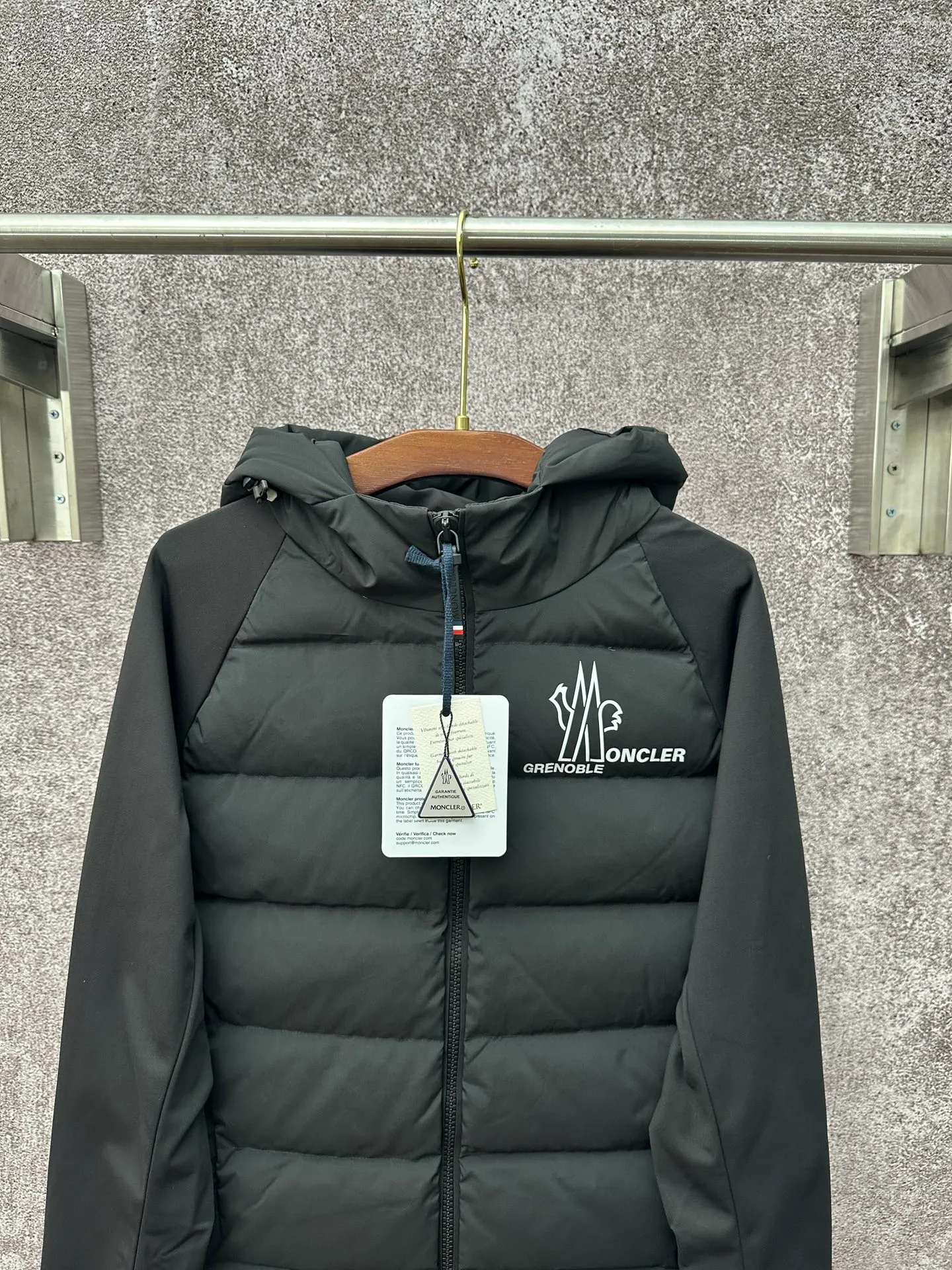 P750 25FW Moncler ✖️RICK OWENS co-branded down jacket Fabric material: The knitted part is woven from fine long-staple cotton single yarn.  Antistatic treatment: Avoid static electricity and dust absorption due to friction.  Anti-pilling treatment: special additives or processes are used to make fibers less likely to tangle into balls.   Peach skin treatment: perform more fine sanding to obtain an extremely delicate touch like the surface of a peach. At the same time, it is famous for its high-quality white goose down filling, which has excellent thermal insulation effect.  The abstract logo printing on the chest uses a combination of imported environmentally friendly glue technology and three-dimensional flocking - the main pattern uses fine glue to outline sharp lines, and the edges present a matte matte texture. The letters use micro-three-dimensional flocking technology. Deconstructive tailoring: Rick Owens' signature three-dimensional quilting technology combines laser cutting with hand-quilting to completely revolutionize the bulky feel of traditional down jackets. The slim silhouette combines sports functionality with the neat lines of high fashion.  Customized two-way YKK zippers, reflective strips on the brim, hidden snow skirt design, and even the cuff ribs are 3D woven, taking into account outdoor protection and a comfortable fit for daily wear.   Size: S M L XL