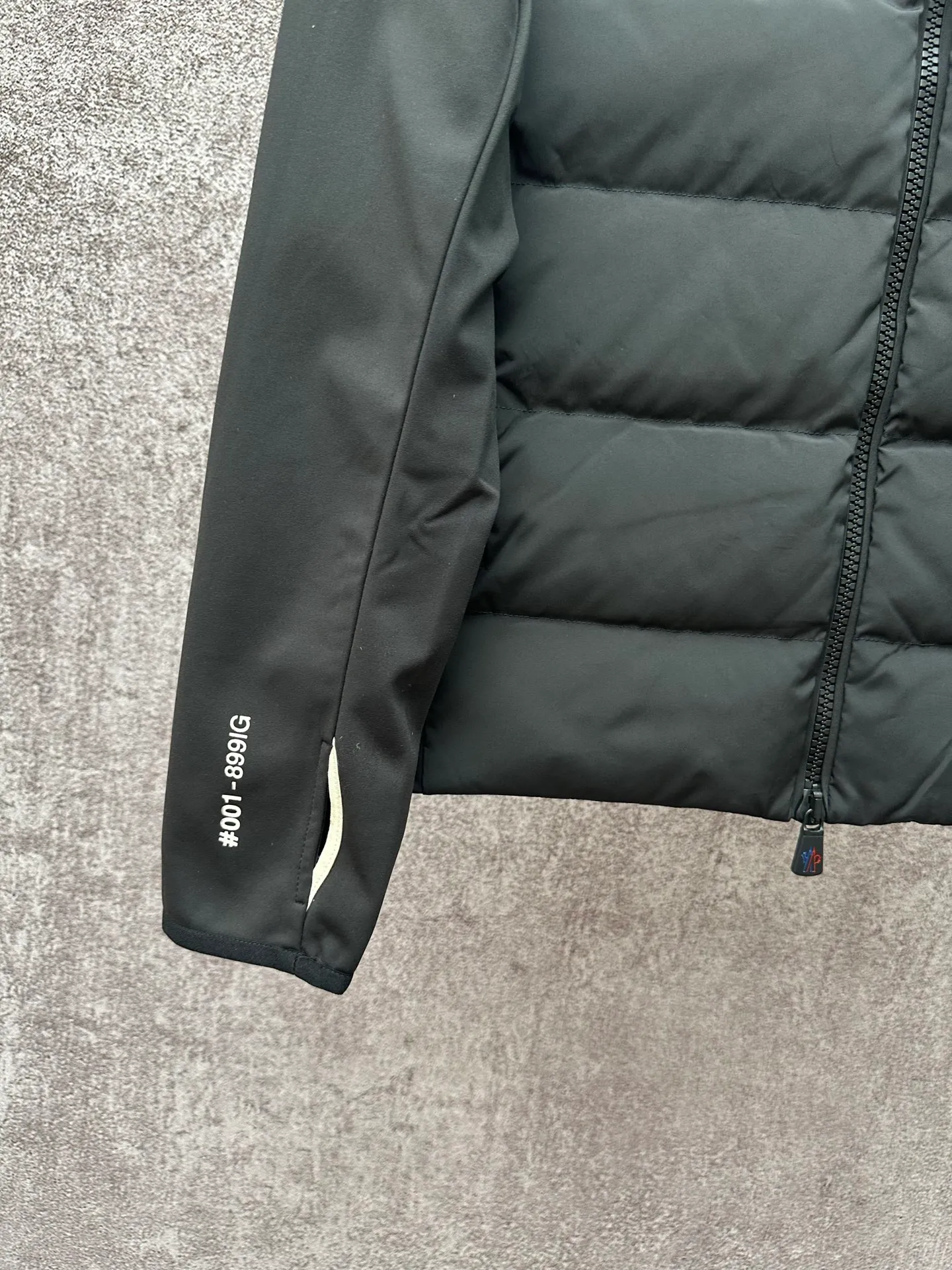 P750 25FW Moncler ✖️RICK OWENS co-branded down jacket Fabric material: The knitted part is woven from fine long-staple cotton single yarn.  Antistatic treatment: Avoid static electricity and dust absorption due to friction.  Anti-pilling treatment: special additives or processes are used to make fibers less likely to tangle into balls.   Peach skin treatment: perform more fine sanding to obtain an extremely delicate touch like the surface of a peach. At the same time, it is famous for its high-quality white goose down filling, which has excellent thermal insulation effect.  The abstract logo printing on the chest uses a combination of imported environmentally friendly glue technology and three-dimensional flocking - the main pattern uses fine glue to outline sharp lines, and the edges present a matte matte texture. The letters use micro-three-dimensional flocking technology. Deconstructive tailoring: Rick Owens' signature three-dimensional quilting technology combines laser cutting with hand-quilting to completely revolutionize the bulky feel of traditional down jackets. The slim silhouette combines sports functionality with the neat lines of high fashion.  Customized two-way YKK zippers, reflective strips on the brim, hidden snow skirt design, and even the cuff ribs are 3D woven, taking into account outdoor protection and a comfortable fit for daily wear.   Size: S M L XL