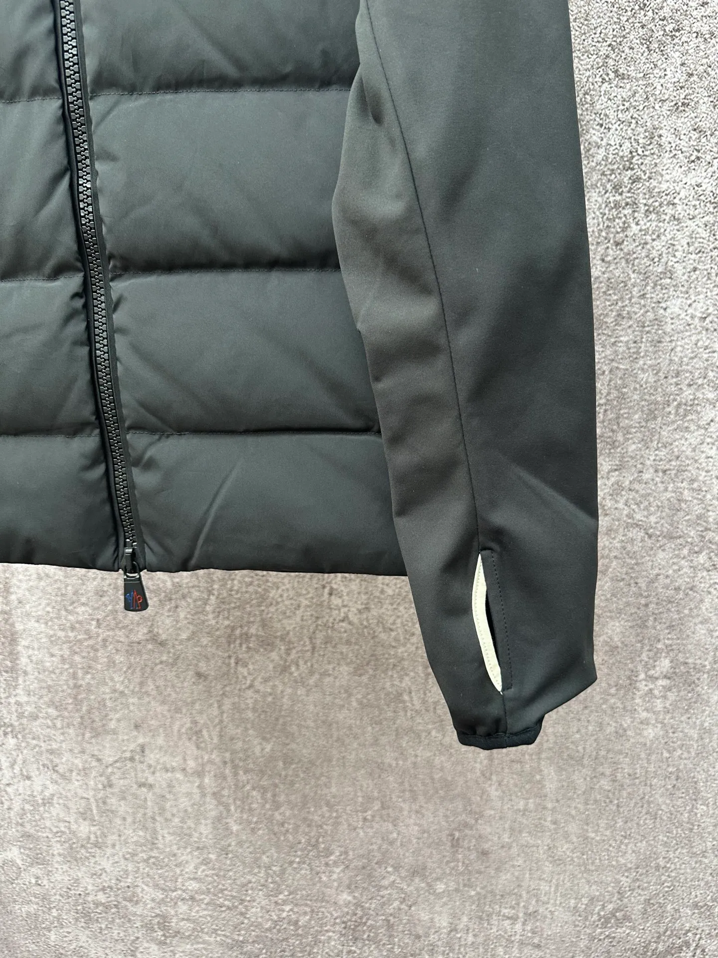P750 25FW Moncler ✖️RICK OWENS co-branded down jacket Fabric material: The knitted part is woven from fine long-staple cotton single yarn.  Antistatic treatment: Avoid static electricity and dust absorption due to friction.  Anti-pilling treatment: special additives or processes are used to make fibers less likely to tangle into balls.   Peach skin treatment: perform more fine sanding to obtain an extremely delicate touch like the surface of a peach. At the same time, it is famous for its high-quality white goose down filling, which has excellent thermal insulation effect.  The abstract logo printing on the chest uses a combination of imported environmentally friendly glue technology and three-dimensional flocking - the main pattern uses fine glue to outline sharp lines, and the edges present a matte matte texture. The letters use micro-three-dimensional flocking technology. Deconstructive tailoring: Rick Owens' signature three-dimensional quilting technology combines laser cutting with hand-quilting to completely revolutionize the bulky feel of traditional down jackets. The slim silhouette combines sports functionality with the neat lines of high fashion.  Customized two-way YKK zippers, reflective strips on the brim, hidden snow skirt design, and even the cuff ribs are 3D woven, taking into account outdoor protection and a comfortable fit for daily wear.   Size: S M L XL