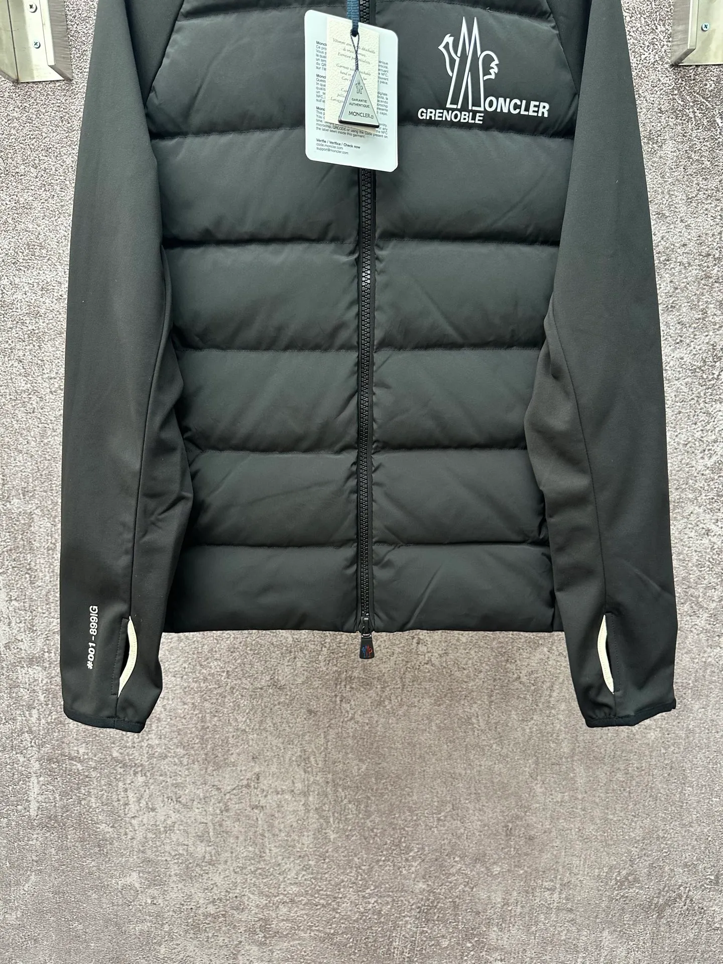 P750 25FW Moncler ✖️RICK OWENS co-branded down jacket Fabric material: The knitted part is woven from fine long-staple cotton single yarn.  Antistatic treatment: Avoid static electricity and dust absorption due to friction.  Anti-pilling treatment: special additives or processes are used to make fibers less likely to tangle into balls.   Peach skin treatment: perform more fine sanding to obtain an extremely delicate touch like the surface of a peach. At the same time, it is famous for its high-quality white goose down filling, which has excellent thermal insulation effect.  The abstract logo printing on the chest uses a combination of imported environmentally friendly glue technology and three-dimensional flocking - the main pattern uses fine glue to outline sharp lines, and the edges present a matte matte texture. The letters use micro-three-dimensional flocking technology. Deconstructive tailoring: Rick Owens' signature three-dimensional quilting technology combines laser cutting with hand-quilting to completely revolutionize the bulky feel of traditional down jackets. The slim silhouette combines sports functionality with the neat lines of high fashion.  Customized two-way YKK zippers, reflective strips on the brim, hidden snow skirt design, and even the cuff ribs are 3D woven, taking into account outdoor protection and a comfortable fit for daily wear.   Size: S M L XL