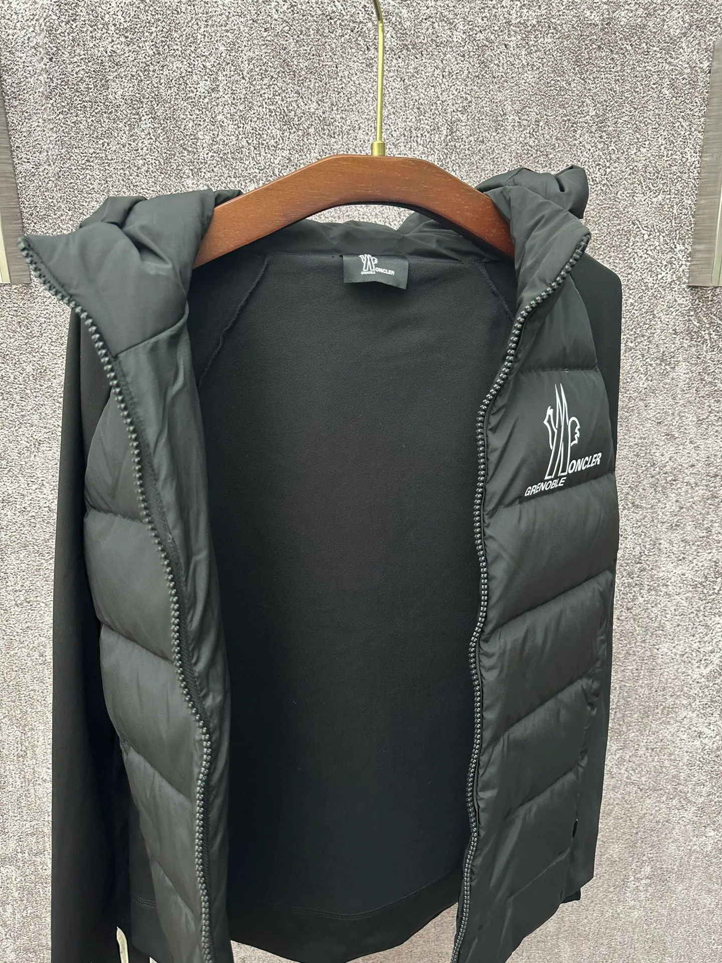 P750 25FW Moncler ✖️RICK OWENS co-branded down jacket Fabric material: The knitted part is woven from fine long-staple cotton single yarn.  Antistatic treatment: Avoid static electricity and dust absorption due to friction.  Anti-pilling treatment: special additives or processes are used to make fibers less likely to tangle into balls.   Peach skin treatment: perform more fine sanding to obtain an extremely delicate touch like the surface of a peach. At the same time, it is famous for its high-quality white goose down filling, which has excellent thermal insulation effect.  The abstract logo printing on the chest uses a combination of imported environmentally friendly glue technology and three-dimensional flocking - the main pattern uses fine glue to outline sharp lines, and the edges present a matte matte texture. The letters use micro-three-dimensional flocking technology. Deconstructive tailoring: Rick Owens' signature three-dimensional quilting technology combines laser cutting with hand-quilting to completely revolutionize the bulky feel of traditional down jackets. The slim silhouette combines sports functionality with the neat lines of high fashion.  Customized two-way YKK zippers, reflective strips on the brim, hidden snow skirt design, and even the cuff ribs are 3D woven, taking into account outdoor protection and a comfortable fit for daily wear.   Size: S M L XL