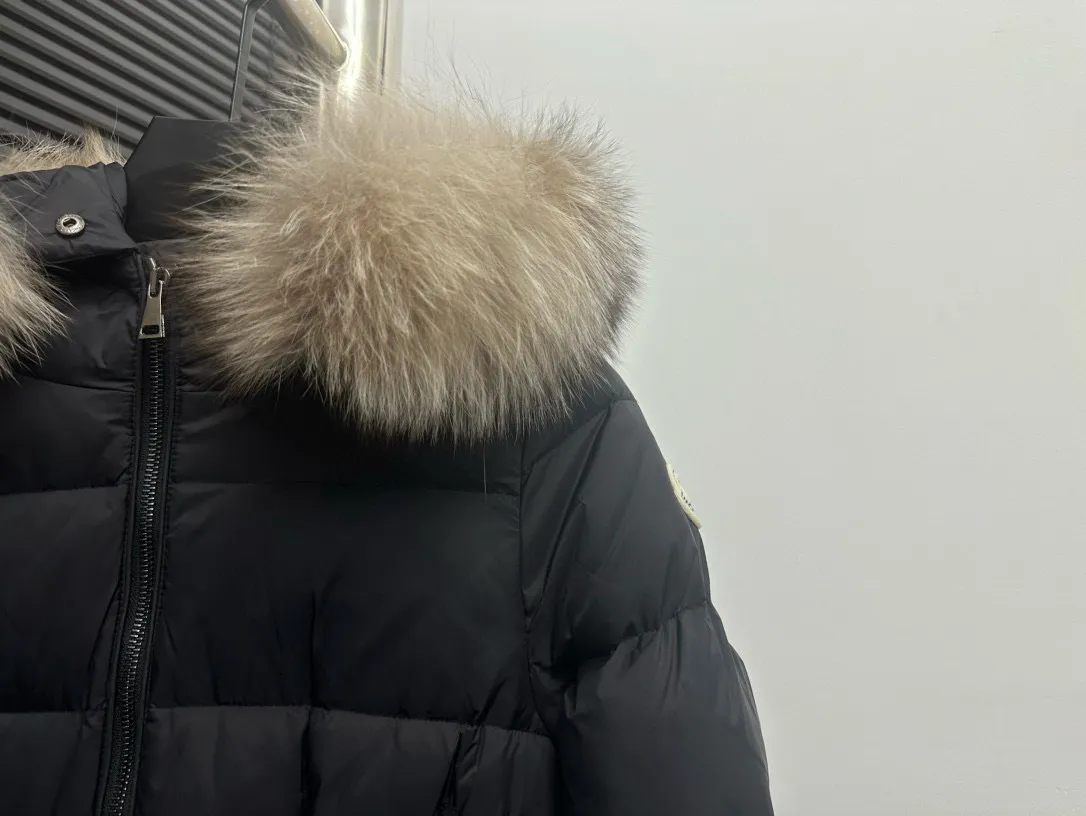 P1040 moncler/Mongolian #hudson women's extended down jacket This is the most perfect moncler down jacket, giving you enough warmth from head to toe. The filling of the down, the color of the fabric, the gloss of the fox fur, and the fineness of the hardware are extremely high-end! Filled with European standard 95% white duck down, the softness and warmth are unparalleled! Size: 1 2 3 4 Color: Black