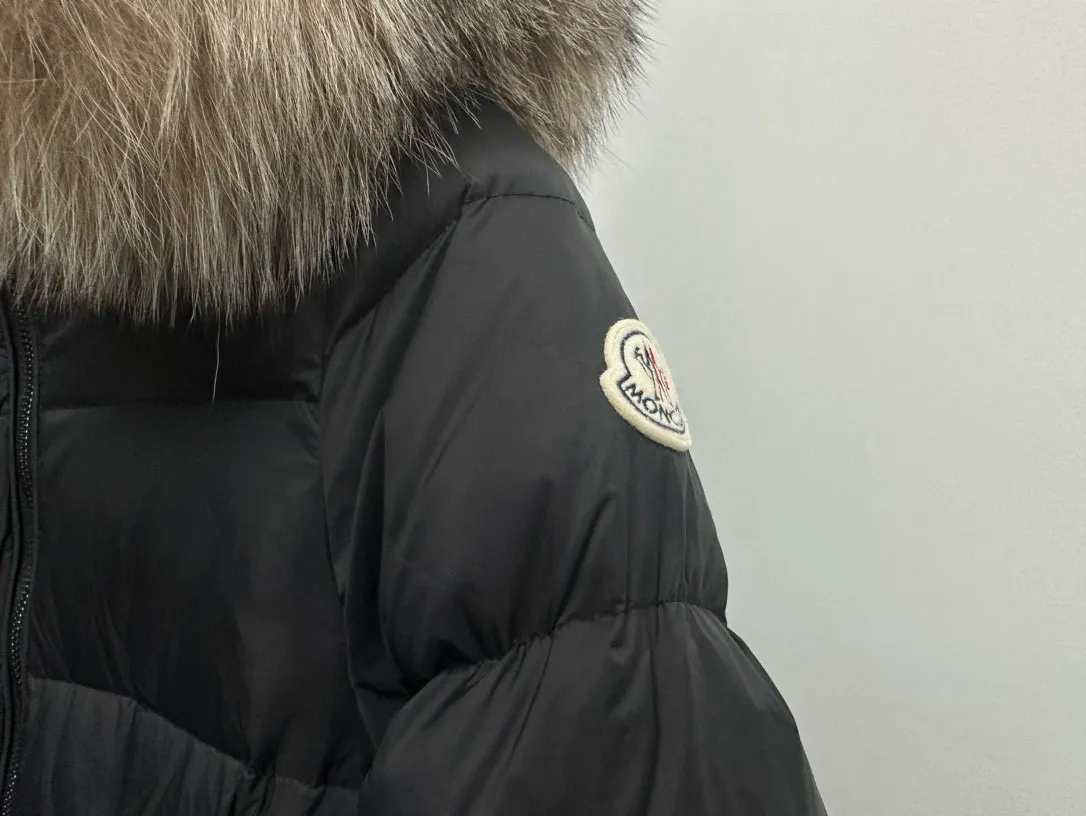 P1040 moncler/Mongolian #hudson women's extended down jacket This is the most perfect moncler down jacket, giving you enough warmth from head to toe. The filling of the down, the color of the fabric, the gloss of the fox fur, and the fineness of the hardware are extremely high-end! Filled with European standard 95% white duck down, the softness and warmth are unparalleled! Size: 1 2 3 4 Color: Black