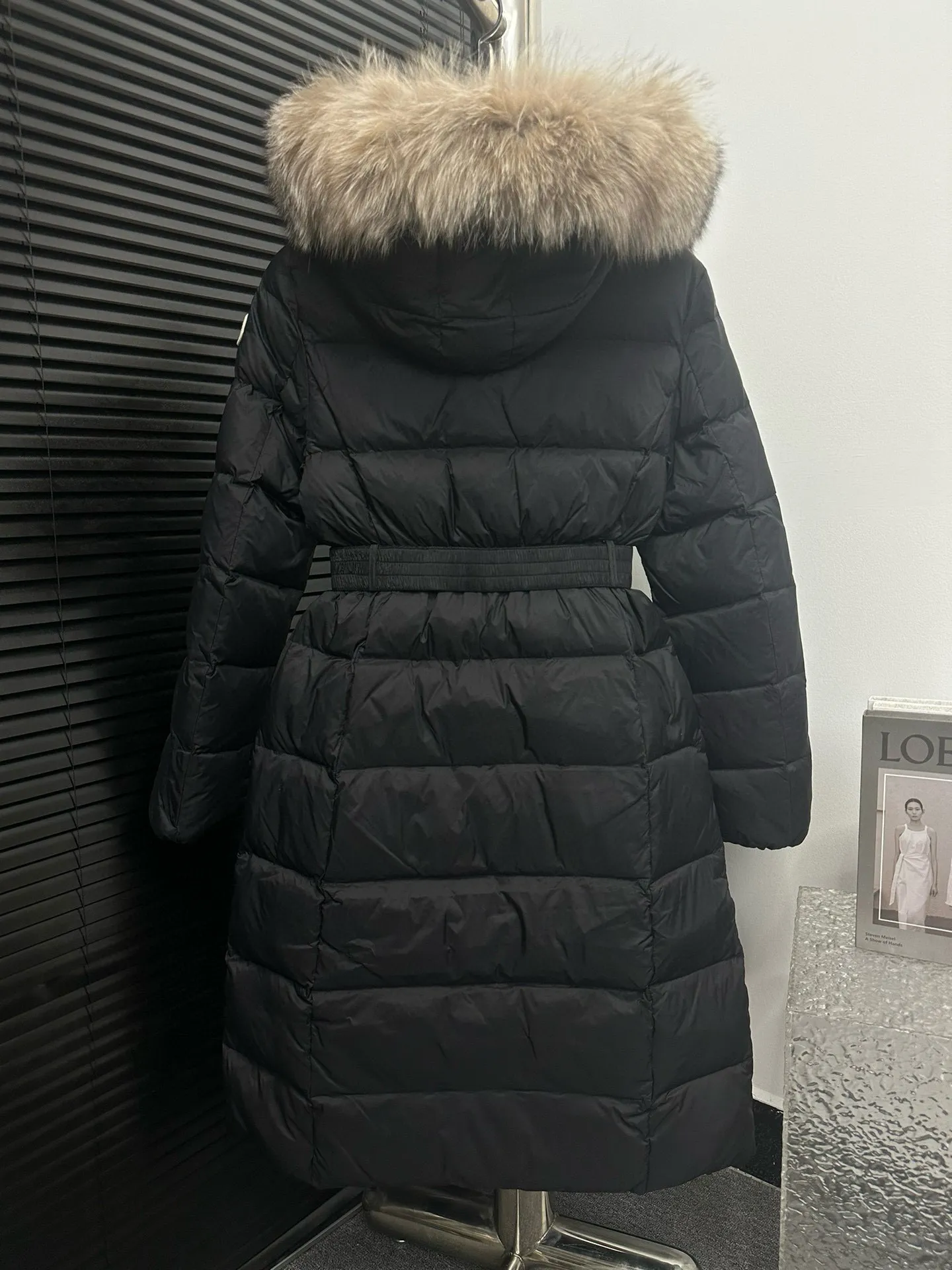 P1040 moncler/Mongolian #hudson women's extended down jacket This is the most perfect moncler down jacket, giving you enough warmth from head to toe. The filling of the down, the color of the fabric, the gloss of the fox fur, and the fineness of the hardware are extremely high-end! Filled with European standard 95% white duck down, the softness and warmth are unparalleled! Size: 1 2 3 4 Color: Black