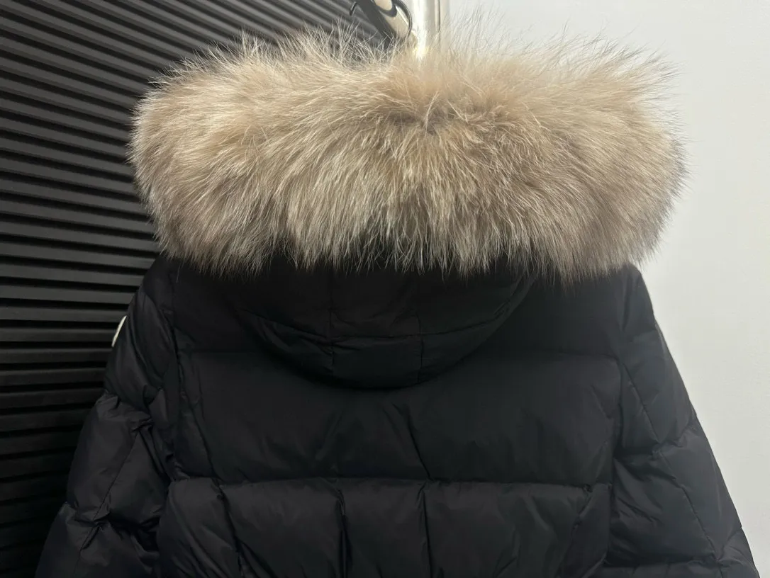P1040 moncler/Mongolian #hudson women's extended down jacket This is the most perfect moncler down jacket, giving you enough warmth from head to toe. The filling of the down, the color of the fabric, the gloss of the fox fur, and the fineness of the hardware are extremely high-end! Filled with European standard 95% white duck down, the softness and warmth are unparalleled! Size: 1 2 3 4 Color: Black