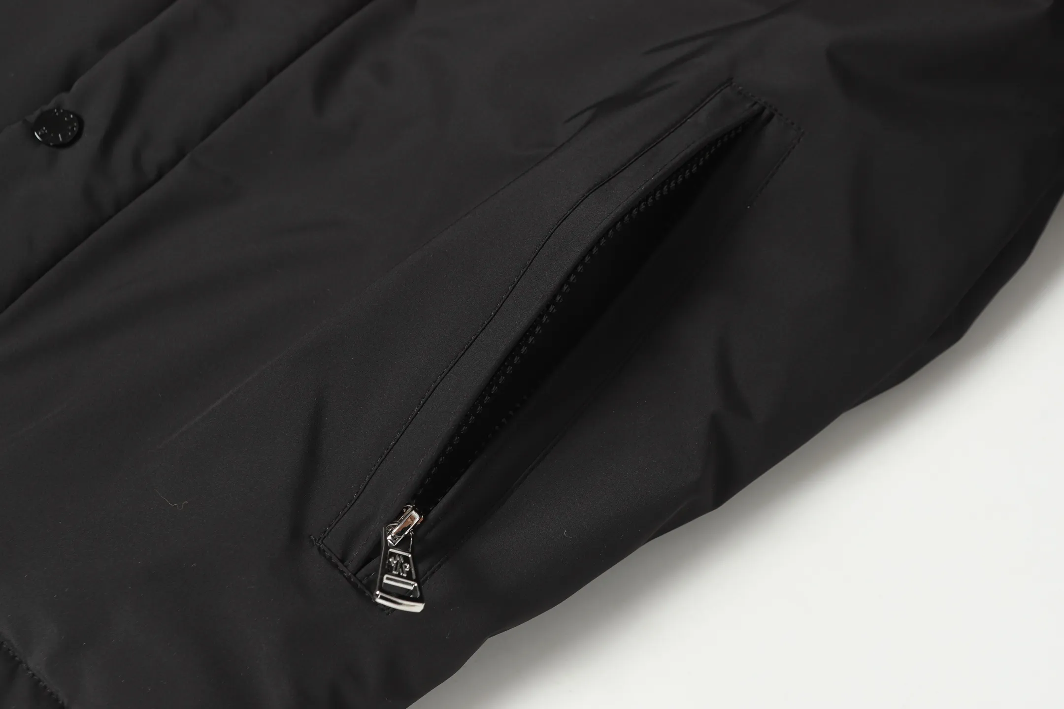 P770 Moncler Epine muzzled short stand collar jacket down jacket. Original replacement fabric. The contrasting color design is really stunning. The Epine men's short down jacket is a daily essential item with a streamlined appearance and protective materials.  Focus Epine short down jacket is durable and lightweight. This short down jacket features hidden quilting for warmth while creating a fluid silhouette. Stylish yet practical, this thermal jacket can be worn from the city to the great outdoors. Details •Made with micro soft •Longue saison lining •Down filling •Zip closure •Zipper pocket •Adjustable cuffs •Drawstring adjustable hem Size: 1-5