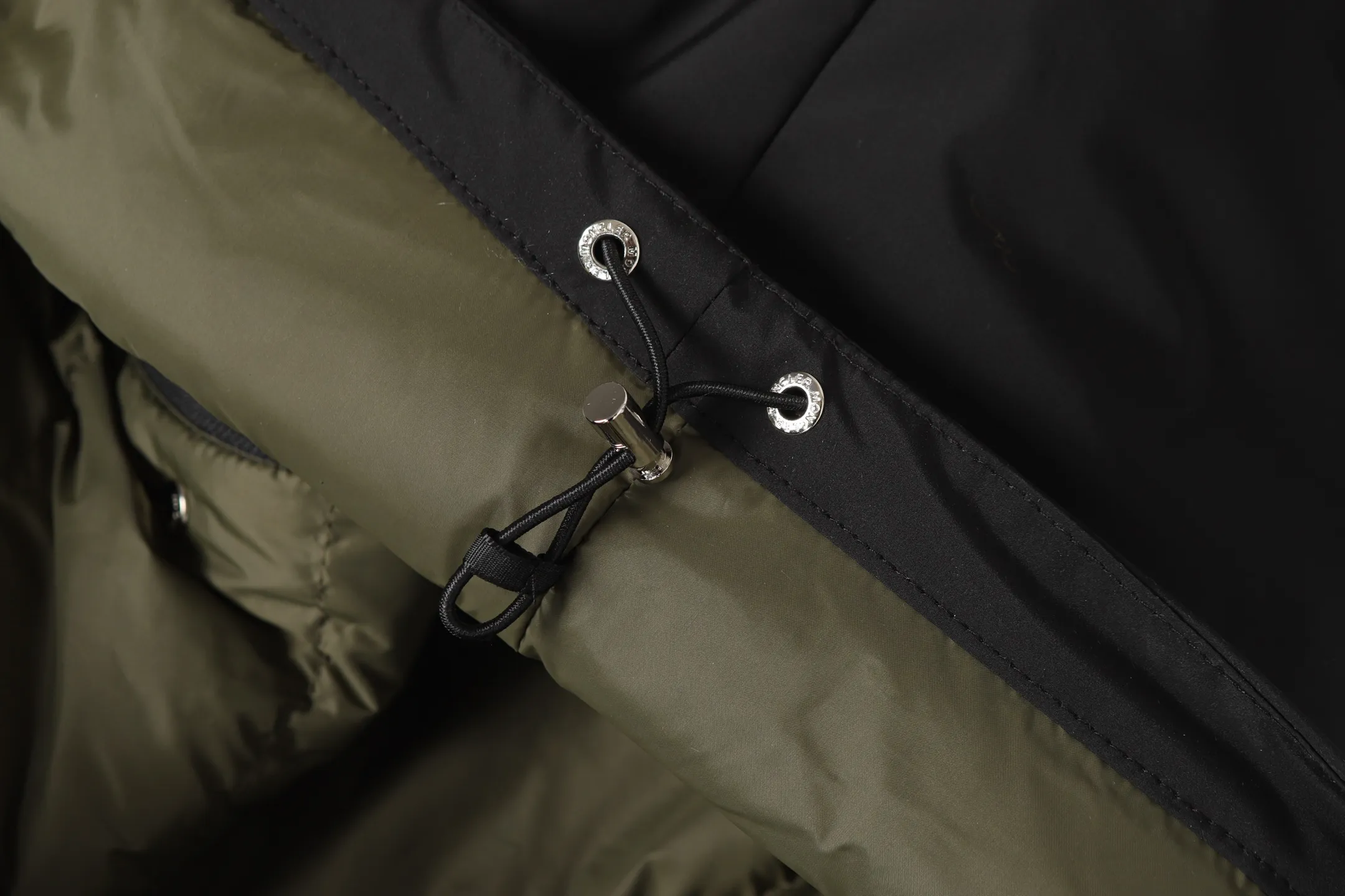 P770 Moncler Epine muzzled short stand collar jacket down jacket. Original replacement fabric. The contrasting color design is really stunning. The Epine men's short down jacket is a daily essential item with a streamlined appearance and protective materials.  Focus Epine short down jacket is durable and lightweight. This short down jacket features hidden quilting for warmth while creating a fluid silhouette. Stylish yet practical, this thermal jacket can be worn from the city to the great outdoors. Details •Made with micro soft •Longue saison lining •Down filling •Zip closure •Zipper pocket •Adjustable cuffs •Drawstring adjustable hem Size: 1-5
