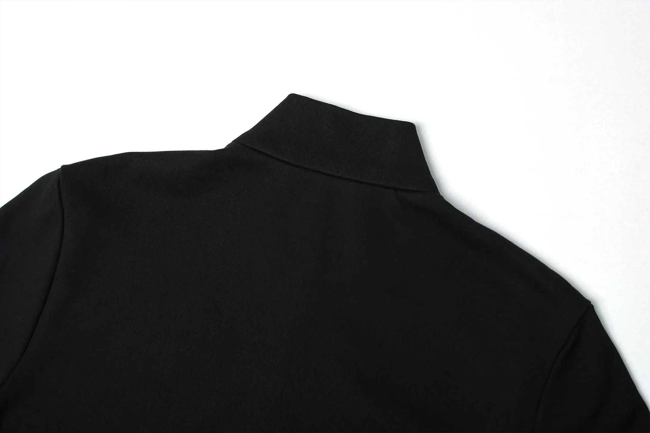 P440 MONCLER stand collar cotton solid color zipper sweatshirt ●Authentic 7300 purchase and development ●480g Austrian cotton sweatshirt fabric ●180g combed cotton plain lining ●380g 1*1 trendy brand rib ●Fabric enzyme washing ●High temperature heat transfer ●Customized 1:1 chapter ●Customized 1:1 zipper ●Customized 1:1 trademark ●Fit version ●Size: S M L XL ●Style number: 25310/3B#40