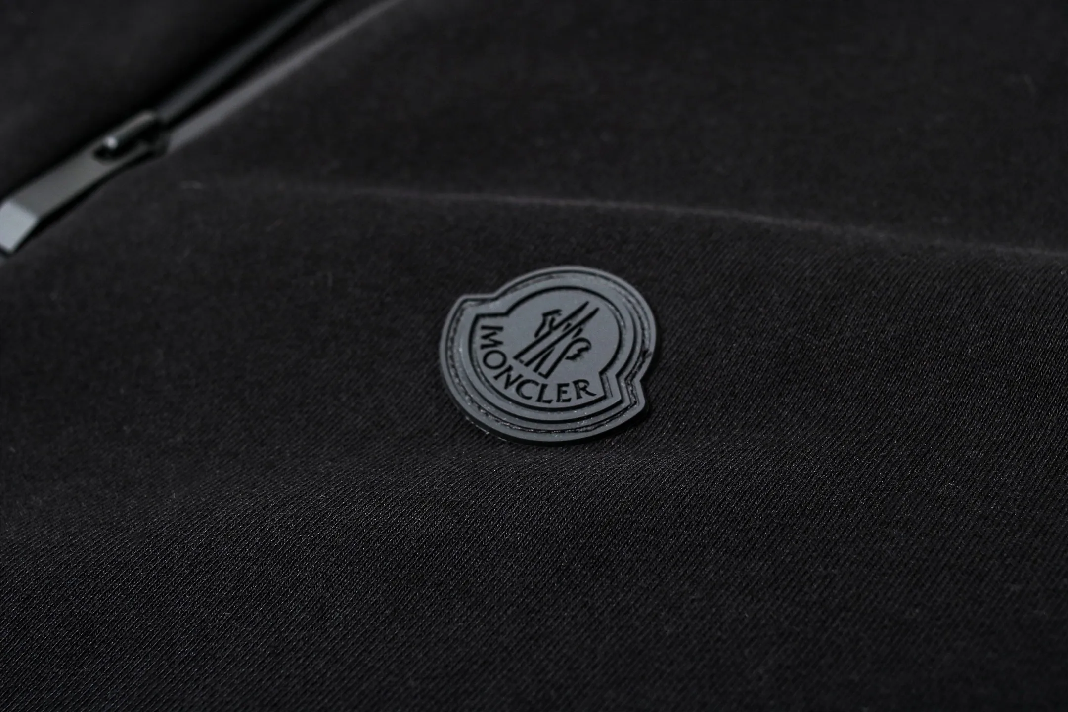 P440 MONCLER stand collar cotton solid color zipper sweatshirt ●Authentic 7300 purchase and development ●480g Austrian cotton sweatshirt fabric ●180g combed cotton plain lining ●380g 1*1 trendy brand rib ●Fabric enzyme washing ●High temperature heat transfer ●Customized 1:1 chapter ●Customized 1:1 zipper ●Customized 1:1 trademark ●Fit version ●Size: S M L XL ●Style number: 25310/3B#40