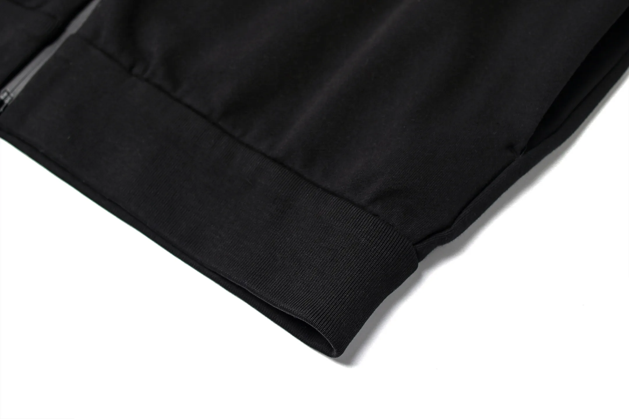 P440 MONCLER stand collar cotton solid color zipper sweatshirt ●Authentic 7300 purchase and development ●480g Austrian cotton sweatshirt fabric ●180g combed cotton plain lining ●380g 1*1 trendy brand rib ●Fabric enzyme washing ●High temperature heat transfer ●Customized 1:1 chapter ●Customized 1:1 zipper ●Customized 1:1 trademark ●Fit version ●Size: S M L XL ●Style number: 25310/3B#40