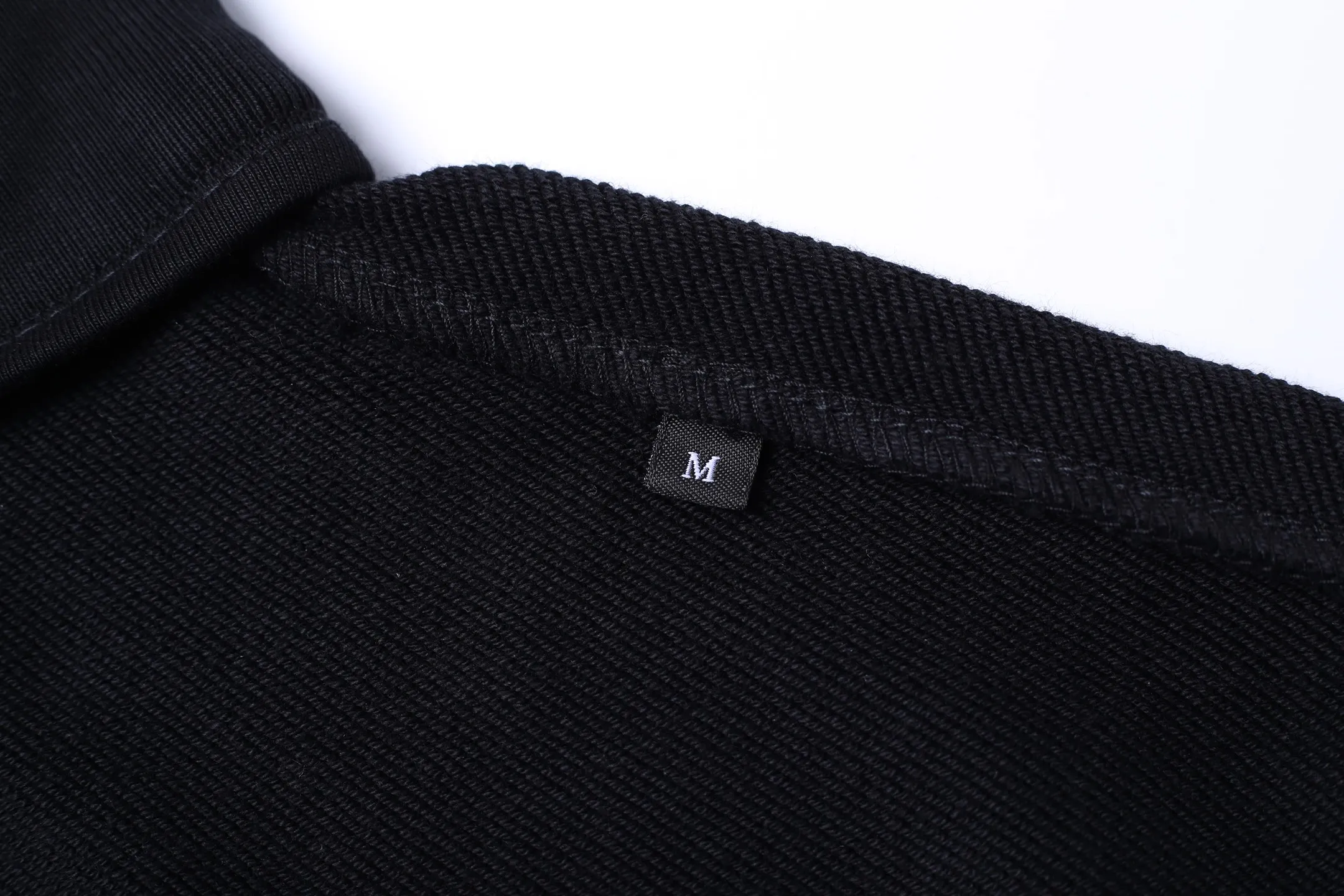 P440 MONCLER stand collar cotton solid color zipper sweatshirt ●Authentic 7300 purchase and development ●480g Austrian cotton sweatshirt fabric ●180g combed cotton plain lining ●380g 1*1 trendy brand rib ●Fabric enzyme washing ●High temperature heat transfer ●Customized 1:1 chapter ●Customized 1:1 zipper ●Customized 1:1 trademark ●Fit version ●Size: S M L XL ●Style number: 25310/3B#40