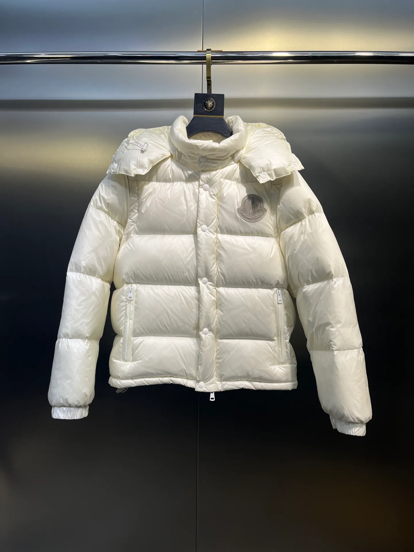 P820 ​​𝗠𝗼𝗻𝗰𝗹𝗲𝗿 Moncler A super popular model that you can’t buy in winter, it speaks for itself with its strength, a veteran-level model. This series is known for its fluffy bread style and glossy effect. It is the most popular series in the classic main line of the M family. You can basically buy it at the counter and from the official website! Promise me to buy it soon! Just needed series! ! Don’t wait until winter when it’s hard to get one size: 12345