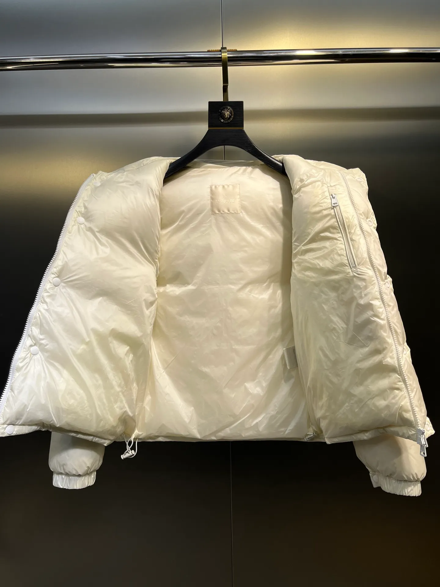 P820 ​​𝗠𝗼𝗻𝗰𝗹𝗲𝗿 Moncler A super popular model that you can’t buy in winter, it speaks for itself with its strength, a veteran-level model. This series is known for its fluffy bread style and glossy effect. It is the most popular series in the classic main line of the M family. You can basically buy it at the counter and from the official website! Promise me to buy it soon! Just needed series! ! Don’t wait until winter when it’s hard to get one size: 12345