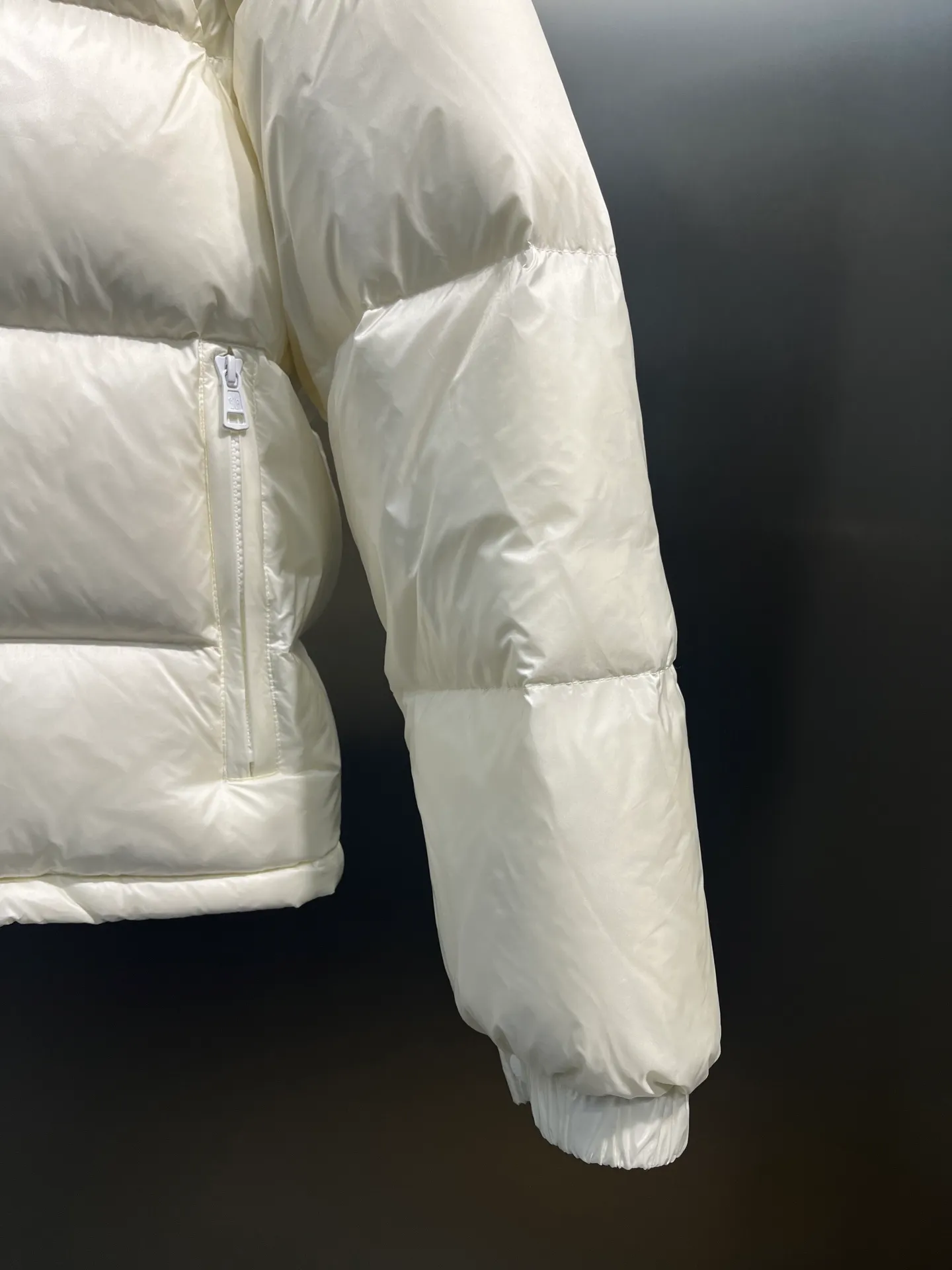 P820 ​​𝗠𝗼𝗻𝗰𝗹𝗲𝗿 Moncler A super popular model that you can’t buy in winter, it speaks for itself with its strength, a veteran-level model. This series is known for its fluffy bread style and glossy effect. It is the most popular series in the classic main line of the M family. You can basically buy it at the counter and from the official website! Promise me to buy it soon! Just needed series! ! Don’t wait until winter when it’s hard to get one size: 12345