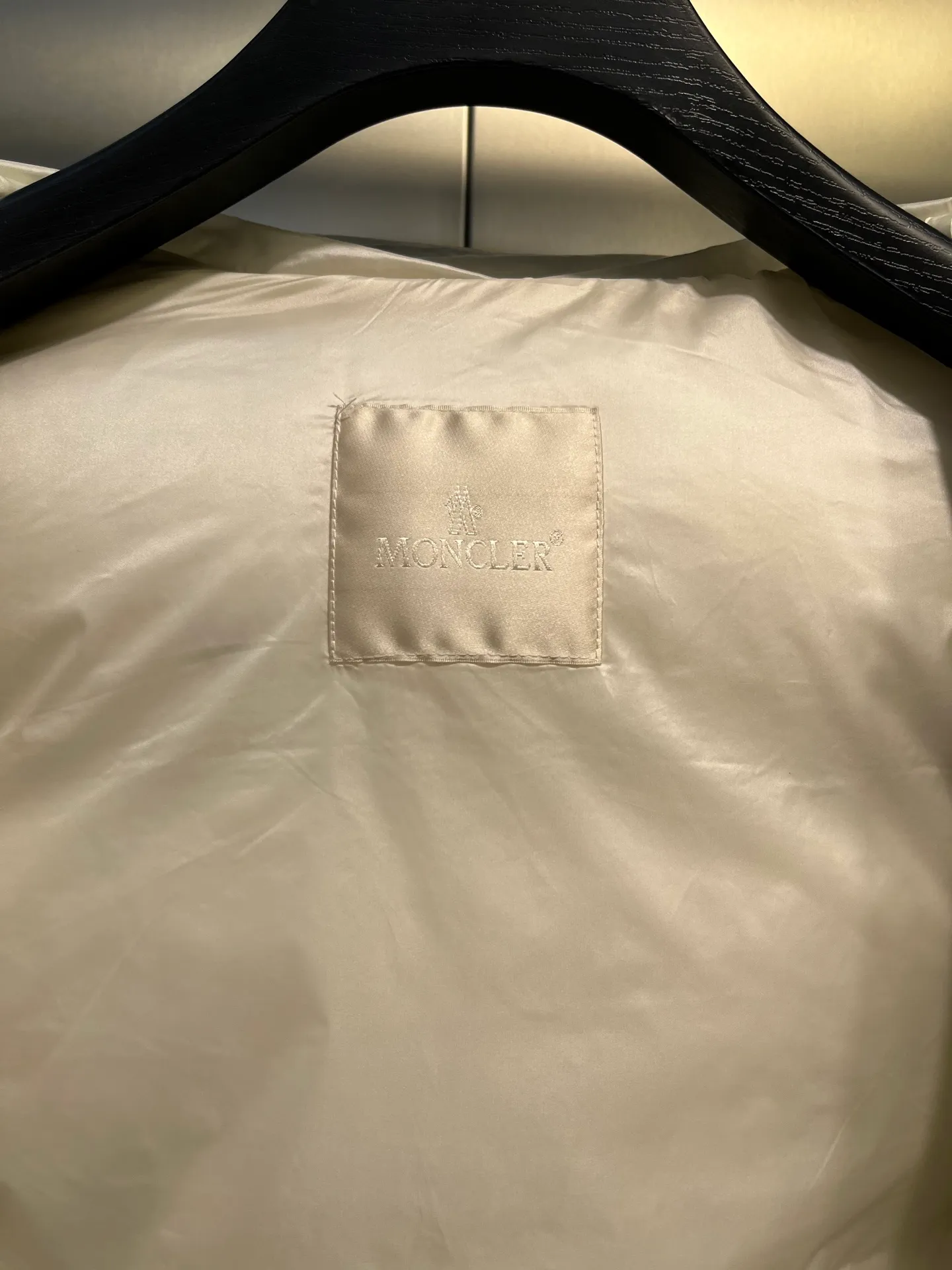 P820 ​​𝗠𝗼𝗻𝗰𝗹𝗲𝗿 Moncler A super popular model that you can’t buy in winter, it speaks for itself with its strength, a veteran-level model. This series is known for its fluffy bread style and glossy effect. It is the most popular series in the classic main line of the M family. You can basically buy it at the counter and from the official website! Promise me to buy it soon! Just needed series! ! Don’t wait until winter when it’s hard to get one size: 12345