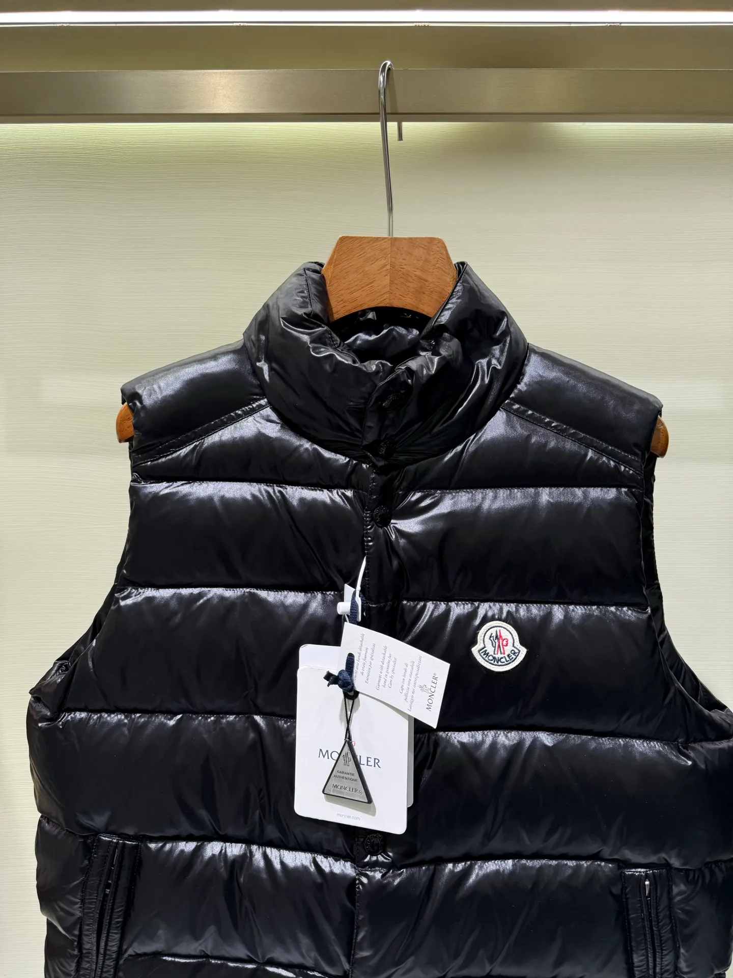 P820 ​​Moncler Tibb Men's Vest Vest Down Jacket The Tibb men's vest is Moncler's classic item, inspired by the iconic archive silhouette of the 1980s. Made from nylon laqué fabric, it can be worn as an urban outerwear piece during the changing seasons, or layered over a jacket to complete a look in the colder months.  Fabric: 100% nylon; Lining: 100% nylon; Filling down content: 90% white duck down, 10% feather Filling capacity: 180-200g, Craftsmanship: Made of nylon laqué fabric, Nylon laque lining, down filling, zipper closure, collar with snap closure, zipper pocket, zipper internal pocket Size: 1 2 3 4 5 6 0330020