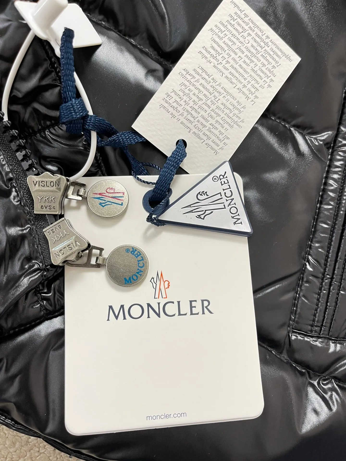 P820 ​​Moncler Tibb Men's Vest Vest Down Jacket The Tibb men's vest is Moncler's classic item, inspired by the iconic archive silhouette of the 1980s. Made from nylon laqué fabric, it can be worn as an urban outerwear piece during the changing seasons, or layered over a jacket to complete a look in the colder months.  Fabric: 100% nylon; Lining: 100% nylon; Filling down content: 90% white duck down, 10% feather Filling capacity: 180-200g, Craftsmanship: Made of nylon laqué fabric, Nylon laque lining, down filling, zipper closure, collar with snap closure, zipper pocket, zipper internal pocket Size: 1 2 3 4 5 6 0330020