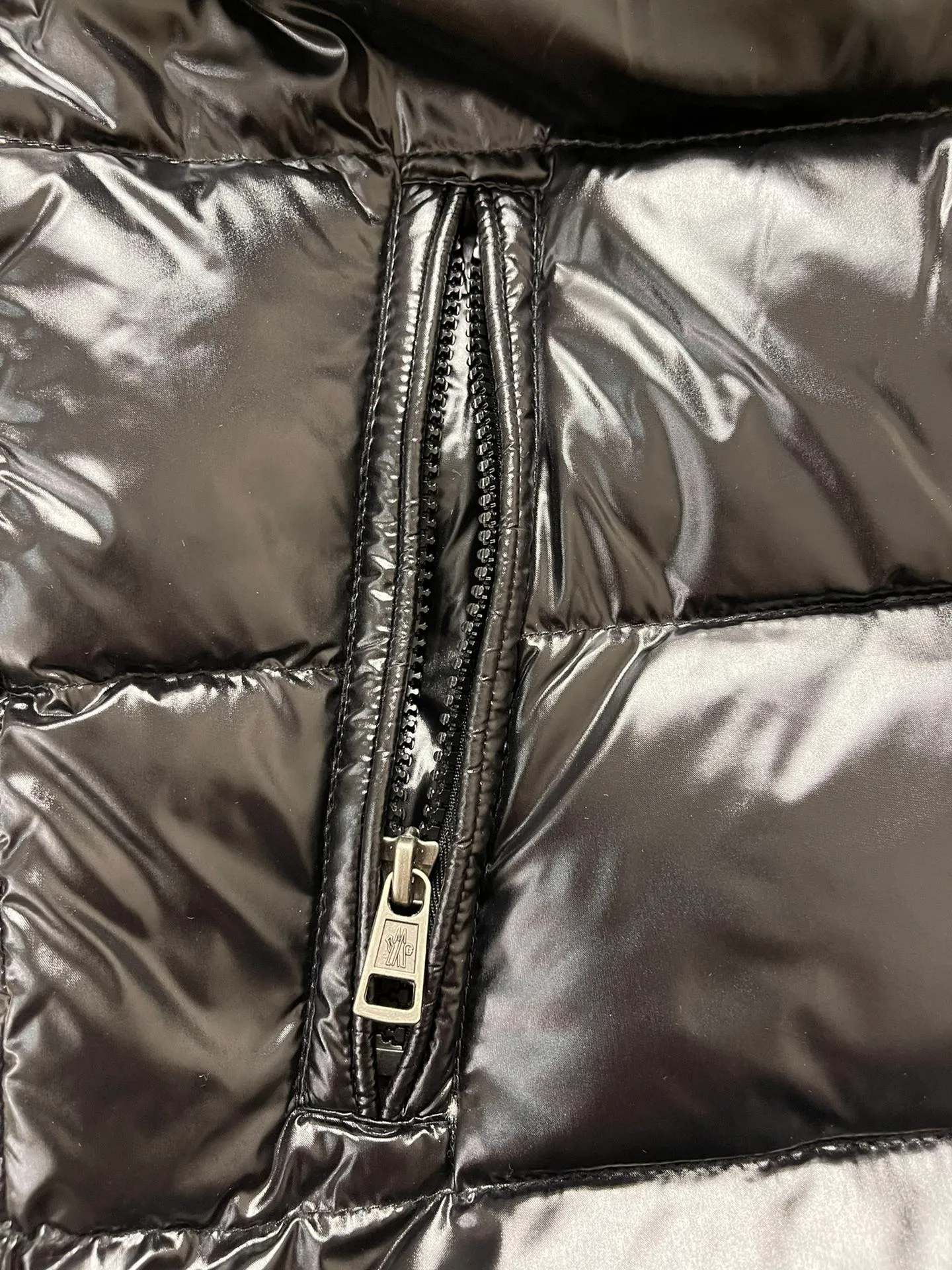 P820 ​​Moncler Tibb Men's Vest Vest Down Jacket The Tibb men's vest is Moncler's classic item, inspired by the iconic archive silhouette of the 1980s. Made from nylon laqué fabric, it can be worn as an urban outerwear piece during the changing seasons, or layered over a jacket to complete a look in the colder months.  Fabric: 100% nylon; Lining: 100% nylon; Filling down content: 90% white duck down, 10% feather Filling capacity: 180-200g, Craftsmanship: Made of nylon laqué fabric, Nylon laque lining, down filling, zipper closure, collar with snap closure, zipper pocket, zipper internal pocket Size: 1 2 3 4 5 6 0330020