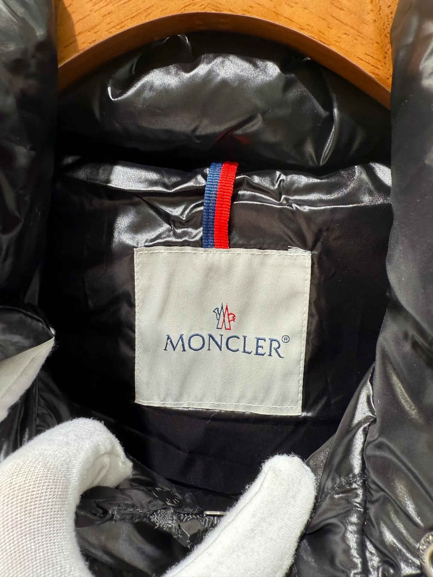 P820 ​​Moncler Tibb Men's Vest Vest Down Jacket The Tibb men's vest is Moncler's classic item, inspired by the iconic archive silhouette of the 1980s. Made from nylon laqué fabric, it can be worn as an urban outerwear piece during the changing seasons, or layered over a jacket to complete a look in the colder months.  Fabric: 100% nylon; Lining: 100% nylon; Filling down content: 90% white duck down, 10% feather Filling capacity: 180-200g, Craftsmanship: Made of nylon laqué fabric, Nylon laque lining, down filling, zipper closure, collar with snap closure, zipper pocket, zipper internal pocket Size: 1 2 3 4 5 6 0330020