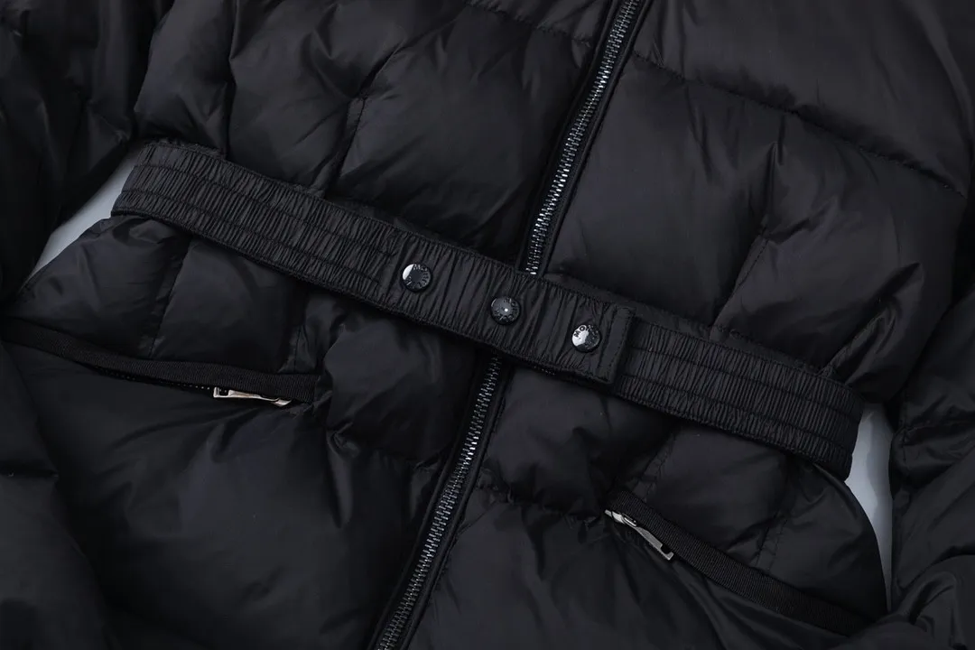 P1020 (with dust bag) MONCLER/moner hermifur series women's short heavy-crafted nylon down jacket. Jumpsuit hood with removable fox fox real fur collar, plated hardware die-cast zipper and invisible snap button front placket. Comes with original color belt and three-level snap button, which can be freely adjusted. There are four internal seams on both sides of the drawbar above the waist, making the waist slimmer and not bloated. Double-layer flap pockets with black painted snap buttons. All colors are matched with original color belts, three-level snap buttons, and the elasticity can be adjusted freely. The fabric is soft and comfortable, the velvet has good fluffiness, and the slim fit upper body is light, neat, warm, and not bloated. Color: White/Black Size: 1/2/3/4