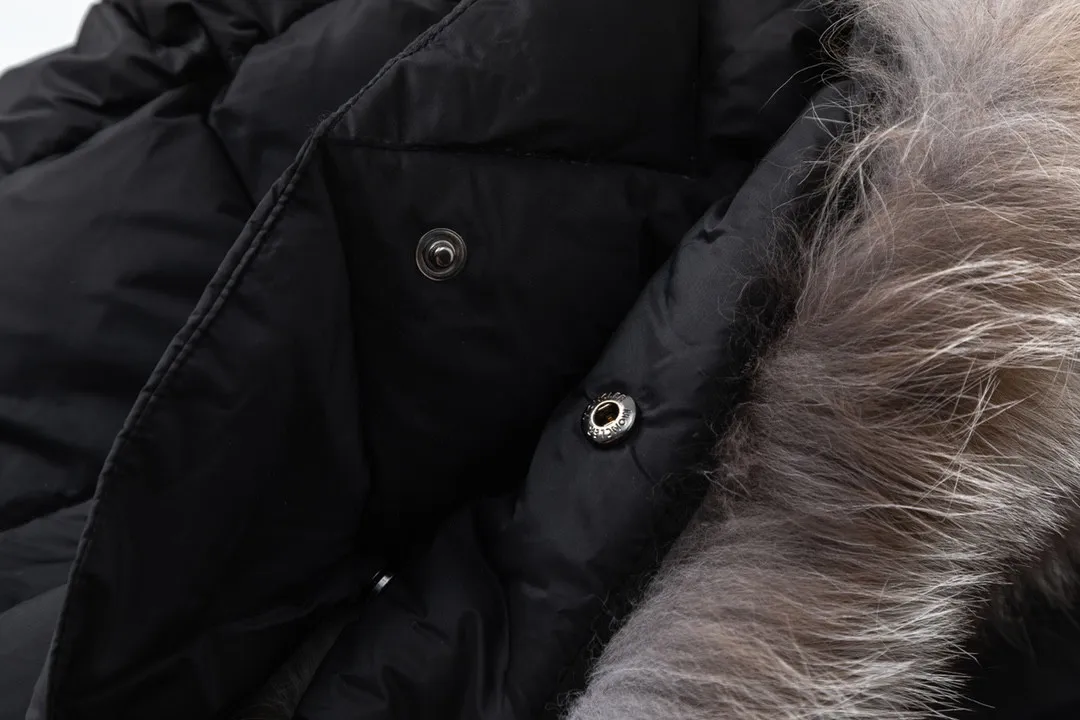 P1020 (with dust bag) MONCLER/moner hermifur series women's short heavy-crafted nylon down jacket. Jumpsuit hood with removable fox fox real fur collar, plated hardware die-cast zipper and invisible snap button front placket. Comes with original color belt and three-level snap button, which can be freely adjusted. There are four internal seams on both sides of the drawbar above the waist, making the waist slimmer and not bloated. Double-layer flap pockets with black painted snap buttons. All colors are matched with original color belts, three-level snap buttons, and the elasticity can be adjusted freely. The fabric is soft and comfortable, the velvet has good fluffiness, and the slim fit upper body is light, neat, warm, and not bloated. Color: White/Black Size: 1/2/3/4