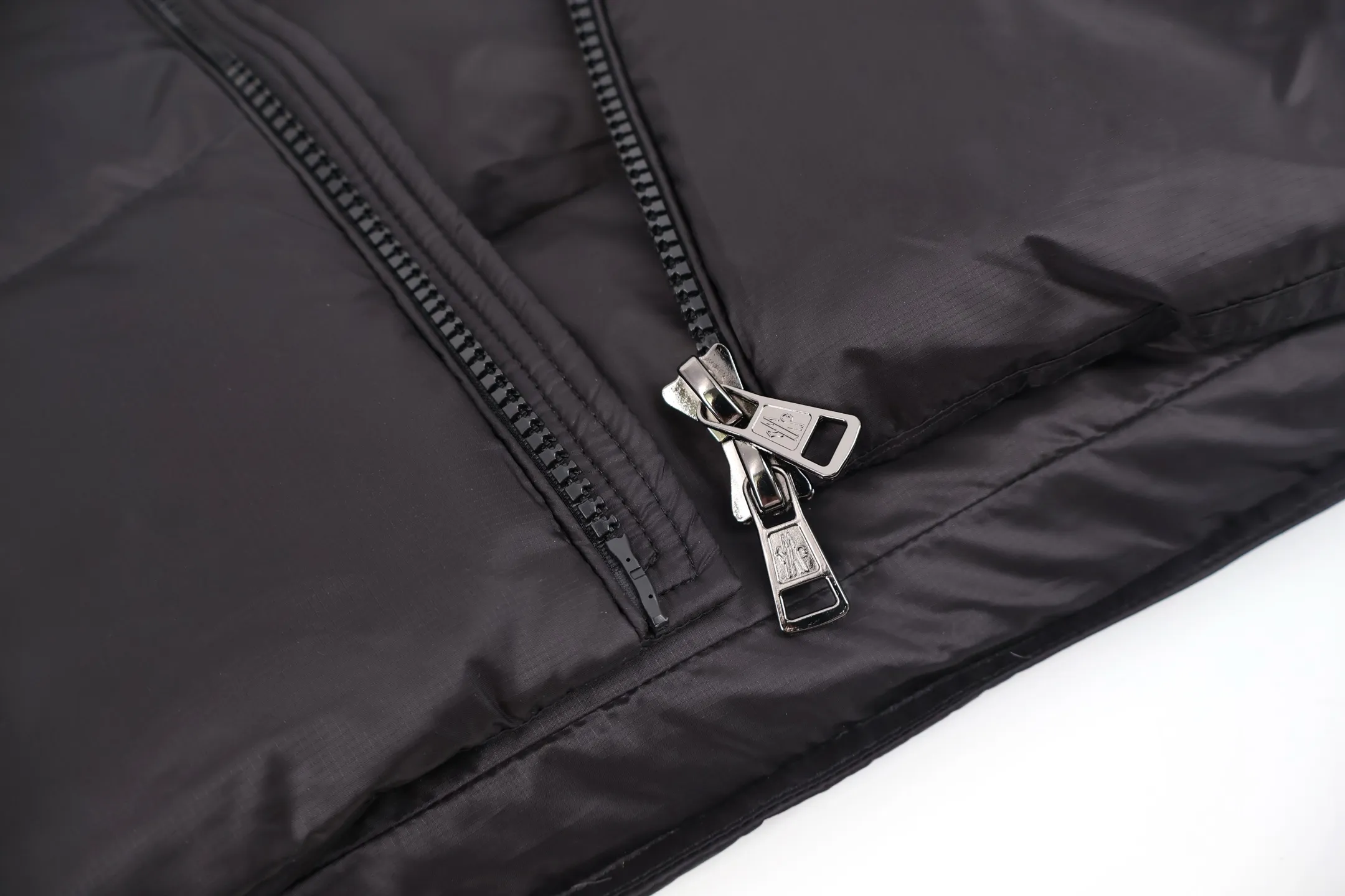P1110 Moncler 25FW COUYERE down jacket (black) 90% high-fill down to lock in heat, nylon fabric is wind-resistant and neat, hooded + short cut, it can not only wrap the neck with warmth, but also highlight the neat figure - gray tones are high-end and not picky. 90% high velvet down content, full fill, lightweight but with strong temperature locking ability, can wrap you up in warmth even at sub-zero temperatures; the outer nylon fabric has wind-resistant properties, is delicate to the touch and durable, and can resist splashing and abrasion in daily life; the thickness of the plush is suitable for deep winter, the hood is soft and non-pressurizing on the inside, and the cuffs are designed to lock in warmth and prevent wind. Size:1-2-3-4-5
