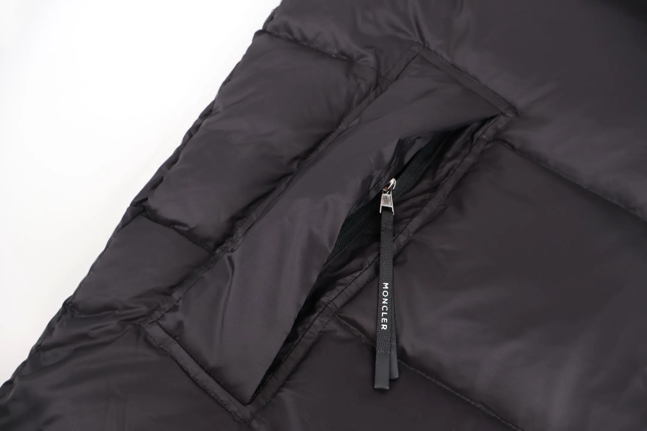P1110 Moncler 25FW COUYERE down jacket (black) 90% high-fill down to lock in heat, nylon fabric is wind-resistant and neat, hooded + short cut, it can not only wrap the neck with warmth, but also highlight the neat figure - gray tones are high-end and not picky. 90% high velvet down content, full fill, lightweight but with strong temperature locking ability, can wrap you up in warmth even at sub-zero temperatures; the outer nylon fabric has wind-resistant properties, is delicate to the touch and durable, and can resist splashing and abrasion in daily life; the thickness of the plush is suitable for deep winter, the hood is soft and non-pressurizing on the inside, and the cuffs are designed to lock in warmth and prevent wind. Size:1-2-3-4-5