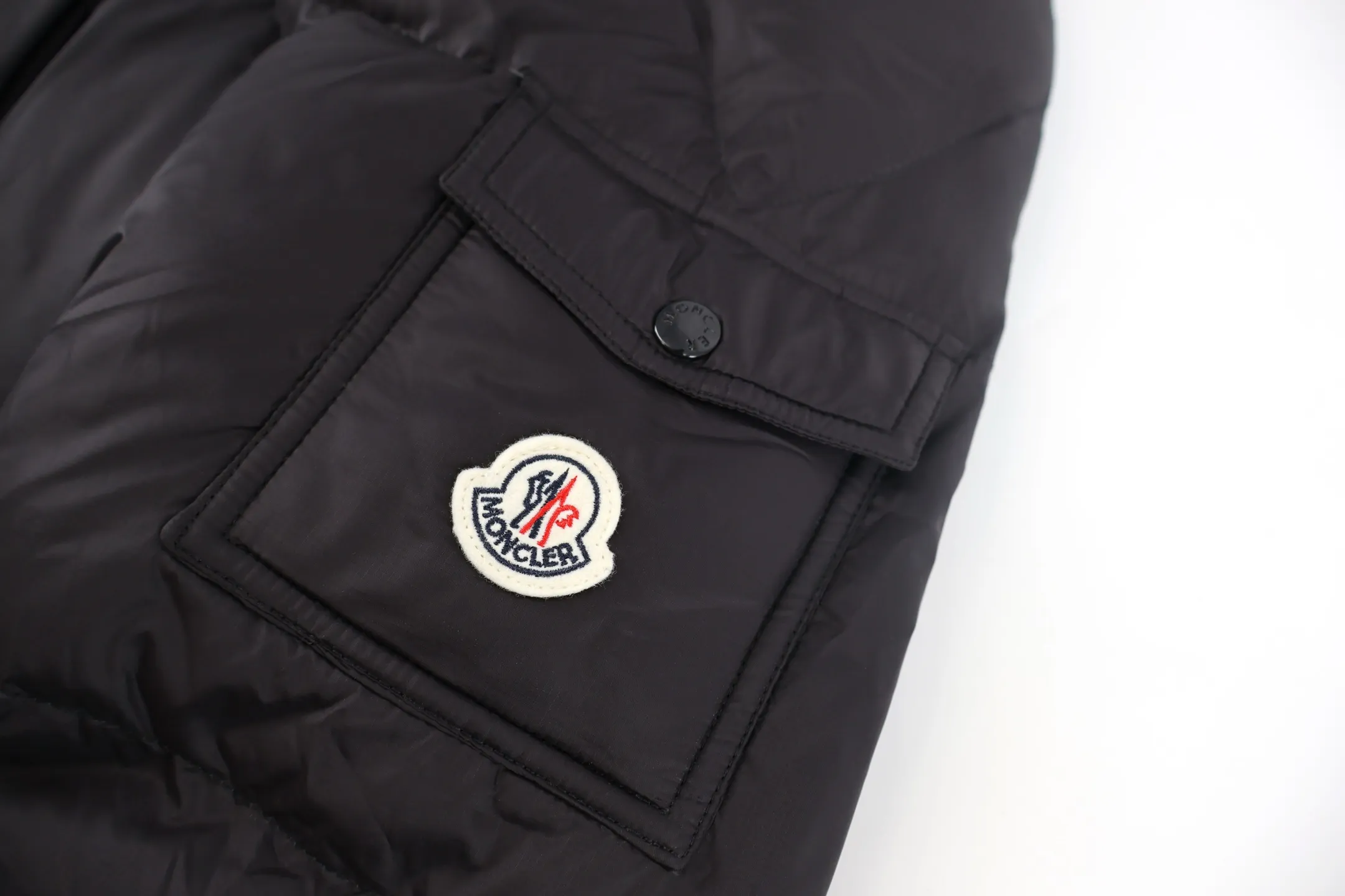 P1110 Moncler 25FW COUYERE down jacket (black) 90% high-fill down to lock in heat, nylon fabric is wind-resistant and neat, hooded + short cut, it can not only wrap the neck with warmth, but also highlight the neat figure - gray tones are high-end and not picky. 90% high velvet down content, full fill, lightweight but with strong temperature locking ability, can wrap you up in warmth even at sub-zero temperatures; the outer nylon fabric has wind-resistant properties, is delicate to the touch and durable, and can resist splashing and abrasion in daily life; the thickness of the plush is suitable for deep winter, the hood is soft and non-pressurizing on the inside, and the cuffs are designed to lock in warmth and prevent wind. Size:1-2-3-4-5