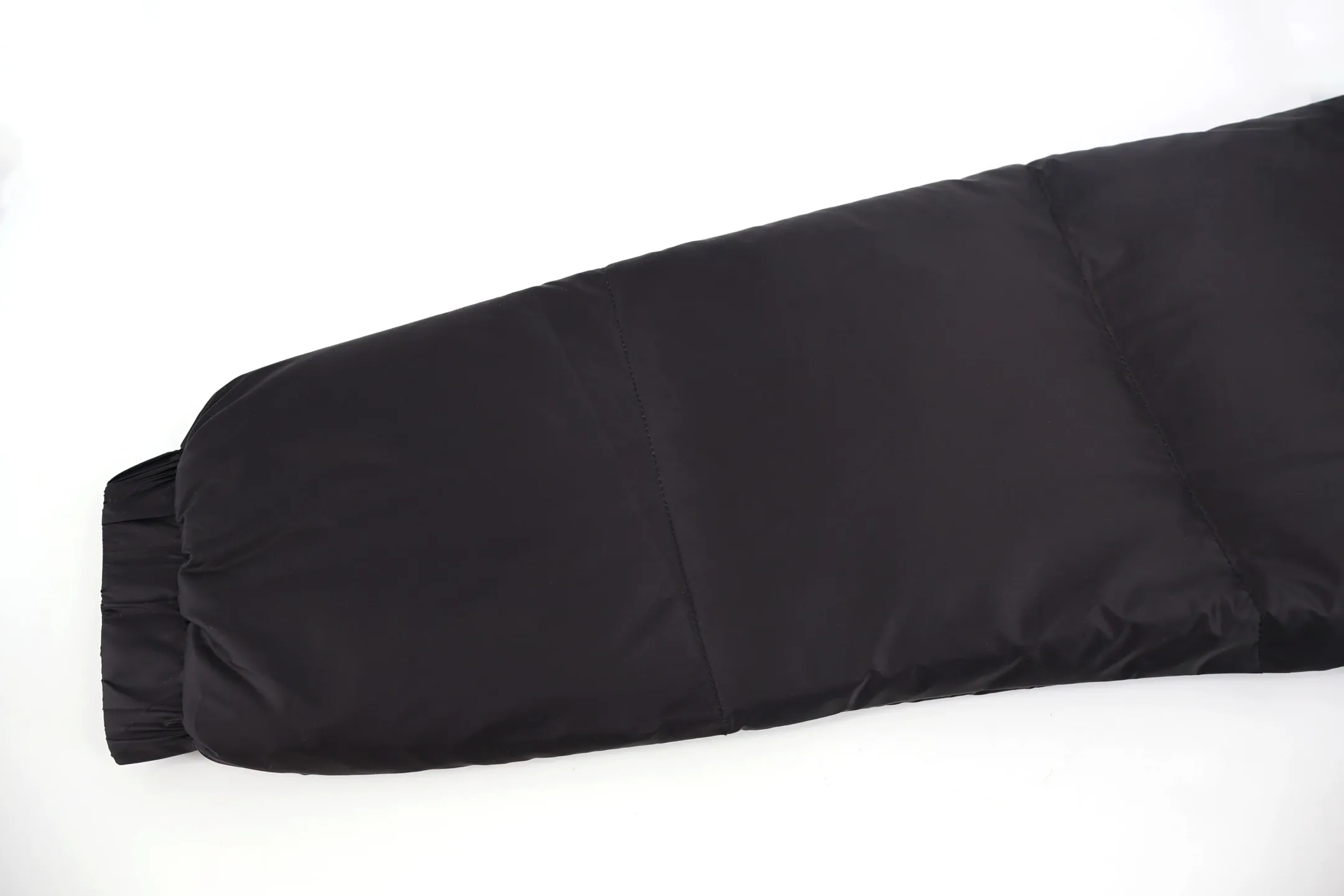 P1110 Moncler 25FW COUYERE down jacket (black) 90% high-fill down to lock in heat, nylon fabric is wind-resistant and neat, hooded + short cut, it can not only wrap the neck with warmth, but also highlight the neat figure - gray tones are high-end and not picky. 90% high velvet down content, full fill, lightweight but with strong temperature locking ability, can wrap you up in warmth even at sub-zero temperatures; the outer nylon fabric has wind-resistant properties, is delicate to the touch and durable, and can resist splashing and abrasion in daily life; the thickness of the plush is suitable for deep winter, the hood is soft and non-pressurizing on the inside, and the cuffs are designed to lock in warmth and prevent wind. Size:1-2-3-4-5