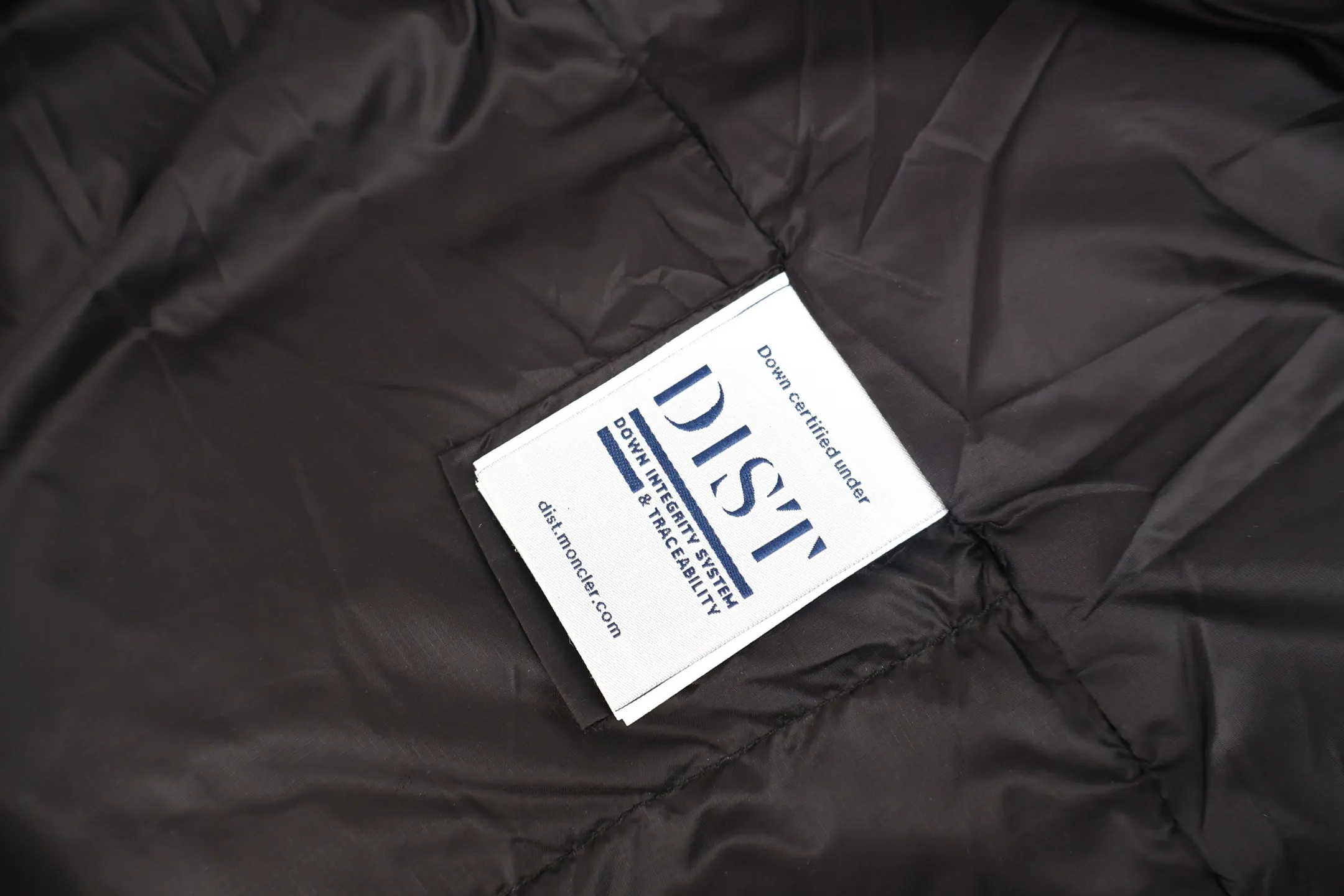 P1110 Moncler 25FW COUYERE down jacket (black) 90% high-fill down to lock in heat, nylon fabric is wind-resistant and neat, hooded + short cut, it can not only wrap the neck with warmth, but also highlight the neat figure - gray tones are high-end and not picky. 90% high velvet down content, full fill, lightweight but with strong temperature locking ability, can wrap you up in warmth even at sub-zero temperatures; the outer nylon fabric has wind-resistant properties, is delicate to the touch and durable, and can resist splashing and abrasion in daily life; the thickness of the plush is suitable for deep winter, the hood is soft and non-pressurizing on the inside, and the cuffs are designed to lock in warmth and prevent wind. Size:1-2-3-4-5