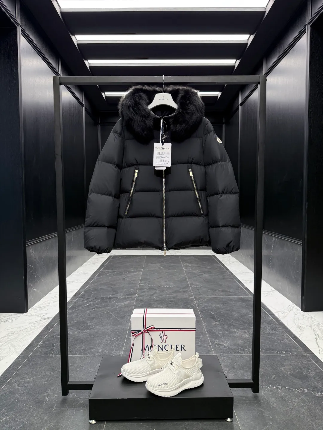 P1040 Premium down ⬆️Moncler Laichefur hooded short down jacket. Duck down filling. Oversized fur collar. Original replacement fabrics ➕Original matching hardware. The tag bar code is complete and consistent with the official website. The tag has built-in NFC electronic sensor anti-counterfeiting. Supports multiple anti-counterfeiting verifications. The Laichefur women's short down jacket is classic and elegant, with a detachable wool collar.  Product Details: The Laichefur Down Jacket is designed to be both feminine and practical for all-day wear. Features a hood in brushed polyester with an elegant matte finish. Paired with a detachable fleece collar, it provides warmth and protection in different environments.  Details: •Made from brushed polyester •Longue saison lining •Down filling •Hood •Removable fleece collar •Zip closure •Zip pockets Size: 1-4 Black/Off White
