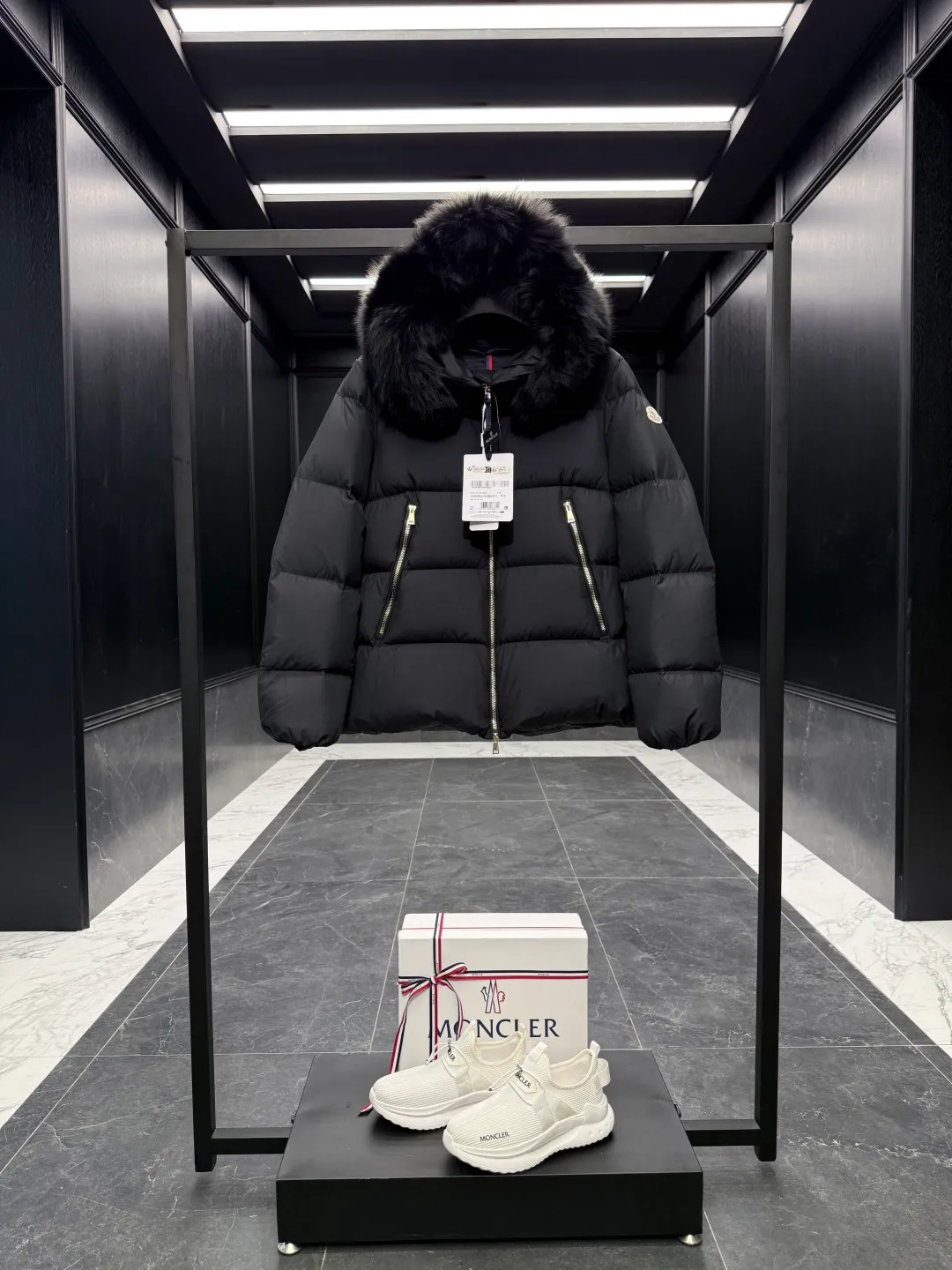 P1040 Premium down ⬆️Moncler Laichefur hooded short down jacket. Duck down filling. Oversized fur collar. Original replacement fabrics ➕Original matching hardware. The tag bar code is complete and consistent with the official website. The tag has built-in NFC electronic sensor anti-counterfeiting. Supports multiple anti-counterfeiting verifications. The Laichefur women's short down jacket is classic and elegant, with a detachable wool collar.  Product Details: The Laichefur Down Jacket is designed to be both feminine and practical for all-day wear. Features a hood in brushed polyester with an elegant matte finish. Paired with a detachable fleece collar, it provides warmth and protection in different environments.  Details: •Made from brushed polyester •Longue saison lining •Down filling •Hood •Removable fleece collar •Zip closure •Zip pockets Size: 1-4 Black/Off White