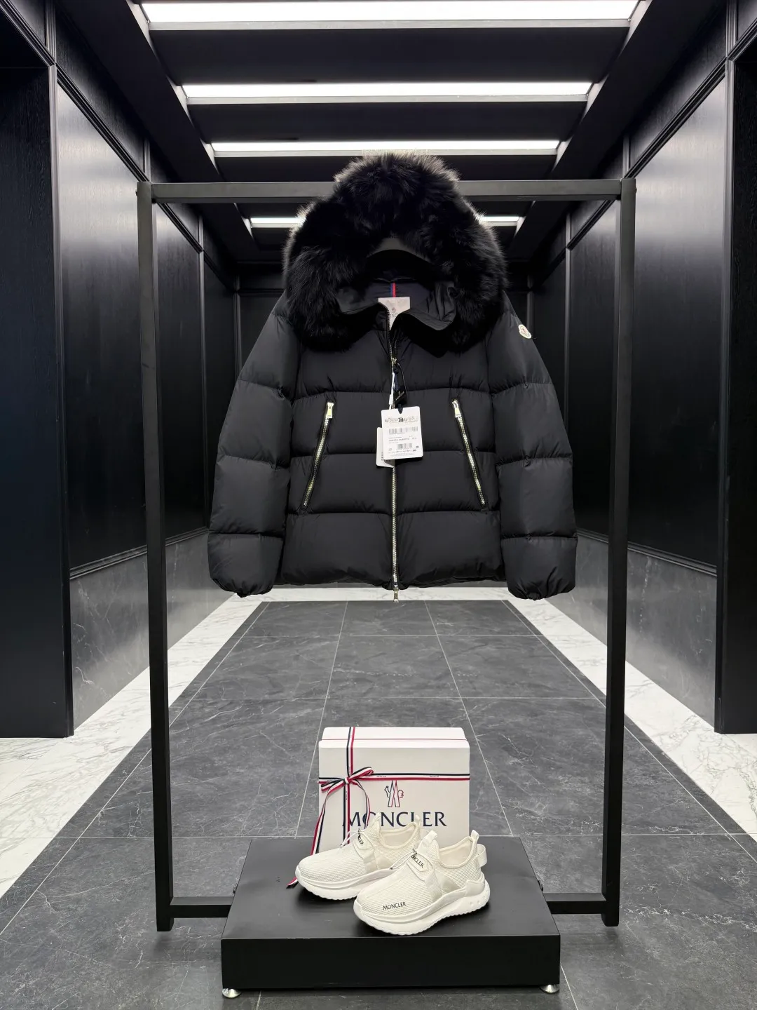 P1040 Premium down ⬆️Moncler Laichefur hooded short down jacket. Duck down filling. Oversized fur collar. Original replacement fabrics ➕Original matching hardware. The tag bar code is complete and consistent with the official website. The tag has built-in NFC electronic sensor anti-counterfeiting. Supports multiple anti-counterfeiting verifications. The Laichefur women's short down jacket is classic and elegant, with a detachable wool collar.  Product Details: The Laichefur Down Jacket is designed to be both feminine and practical for all-day wear. Features a hood in brushed polyester with an elegant matte finish. Paired with a detachable fleece collar, it provides warmth and protection in different environments.  Details: •Made from brushed polyester •Longue saison lining •Down filling •Hood •Removable fleece collar •Zip closure •Zip pockets Size: 1-4 Black/Off White
