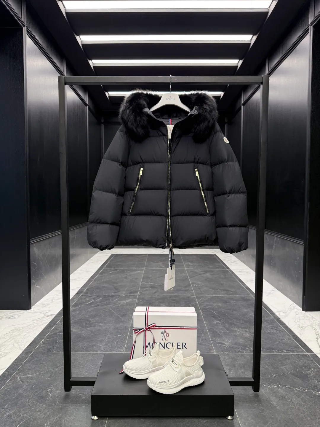 P1040 Premium down ⬆️Moncler Laichefur hooded short down jacket. Duck down filling. Oversized fur collar. Original replacement fabrics ➕Original matching hardware. The tag bar code is complete and consistent with the official website. The tag has built-in NFC electronic sensor anti-counterfeiting. Supports multiple anti-counterfeiting verifications. The Laichefur women's short down jacket is classic and elegant, with a detachable wool collar.  Product Details: The Laichefur Down Jacket is designed to be both feminine and practical for all-day wear. Features a hood in brushed polyester with an elegant matte finish. Paired with a detachable fleece collar, it provides warmth and protection in different environments.  Details: •Made from brushed polyester •Longue saison lining •Down filling •Hood •Removable fleece collar •Zip closure •Zip pockets Size: 1-4 Black/Off White