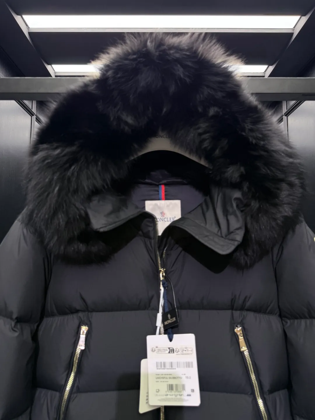 P1040 Premium down ⬆️Moncler Laichefur hooded short down jacket. Duck down filling. Oversized fur collar. Original replacement fabrics ➕Original matching hardware. The tag bar code is complete and consistent with the official website. The tag has built-in NFC electronic sensor anti-counterfeiting. Supports multiple anti-counterfeiting verifications. The Laichefur women's short down jacket is classic and elegant, with a detachable wool collar.  Product Details: The Laichefur Down Jacket is designed to be both feminine and practical for all-day wear. Features a hood in brushed polyester with an elegant matte finish. Paired with a detachable fleece collar, it provides warmth and protection in different environments.  Details: •Made from brushed polyester •Longue saison lining •Down filling •Hood •Removable fleece collar •Zip closure •Zip pockets Size: 1-4 Black/Off White